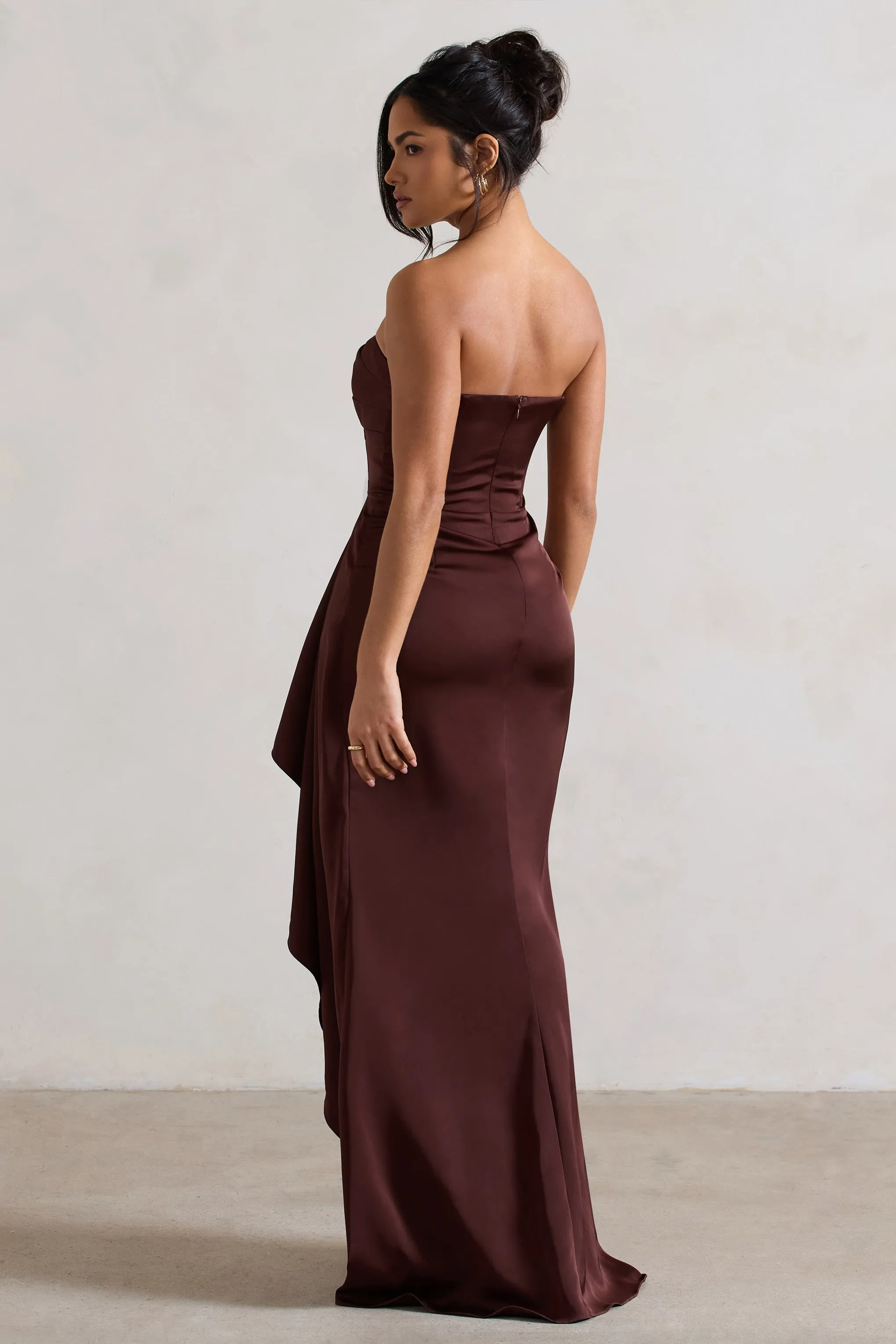 Ace | Robe longue en satin chocolat à encolure en bandeau et drapé à volants