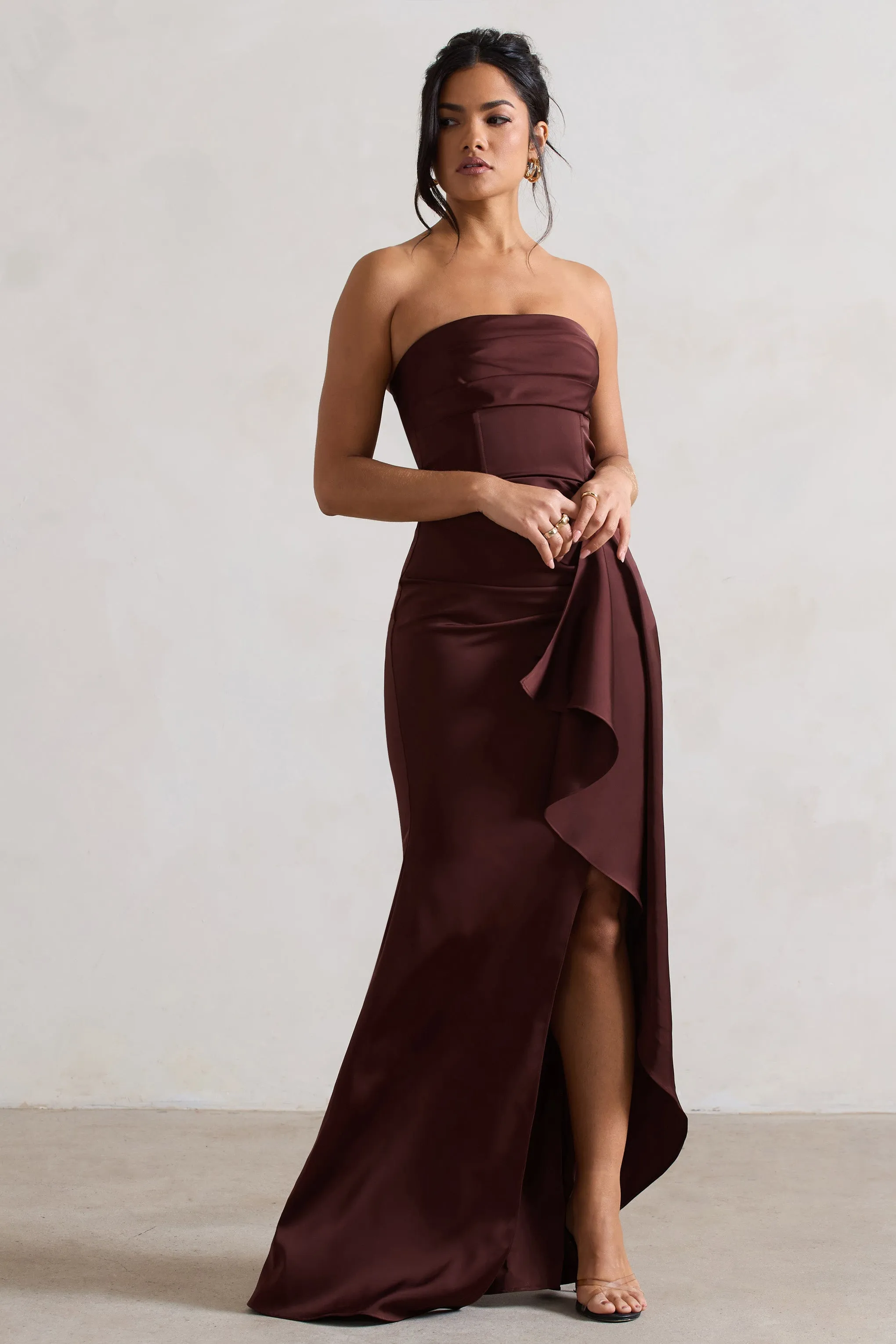 Ace | Robe longue en satin chocolat à encolure en bandeau et drapé à volants