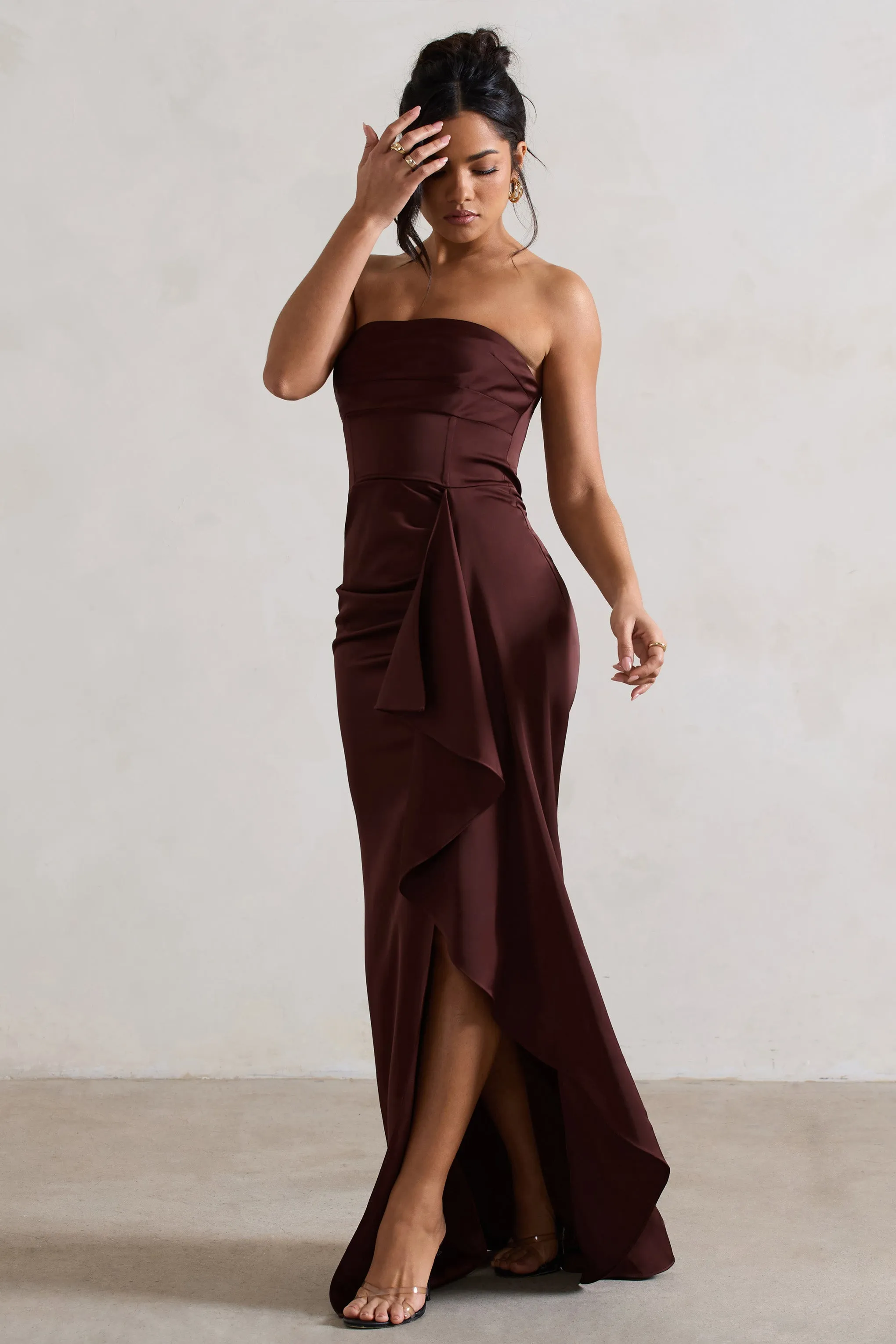 Ace | Robe longue en satin chocolat à encolure en bandeau et drapé à volants