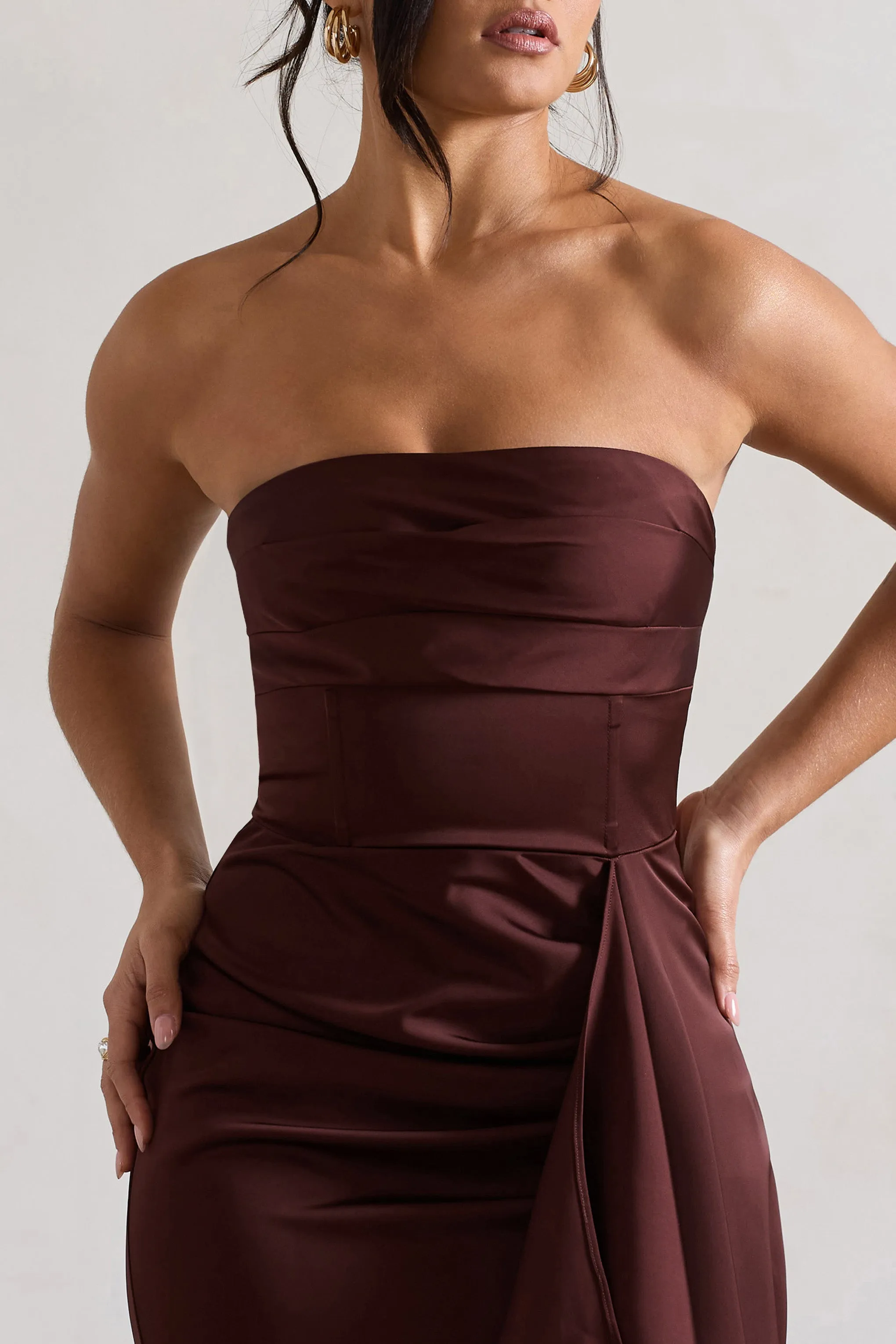 Ace | Robe longue en satin chocolat à encolure en bandeau et drapé à volants