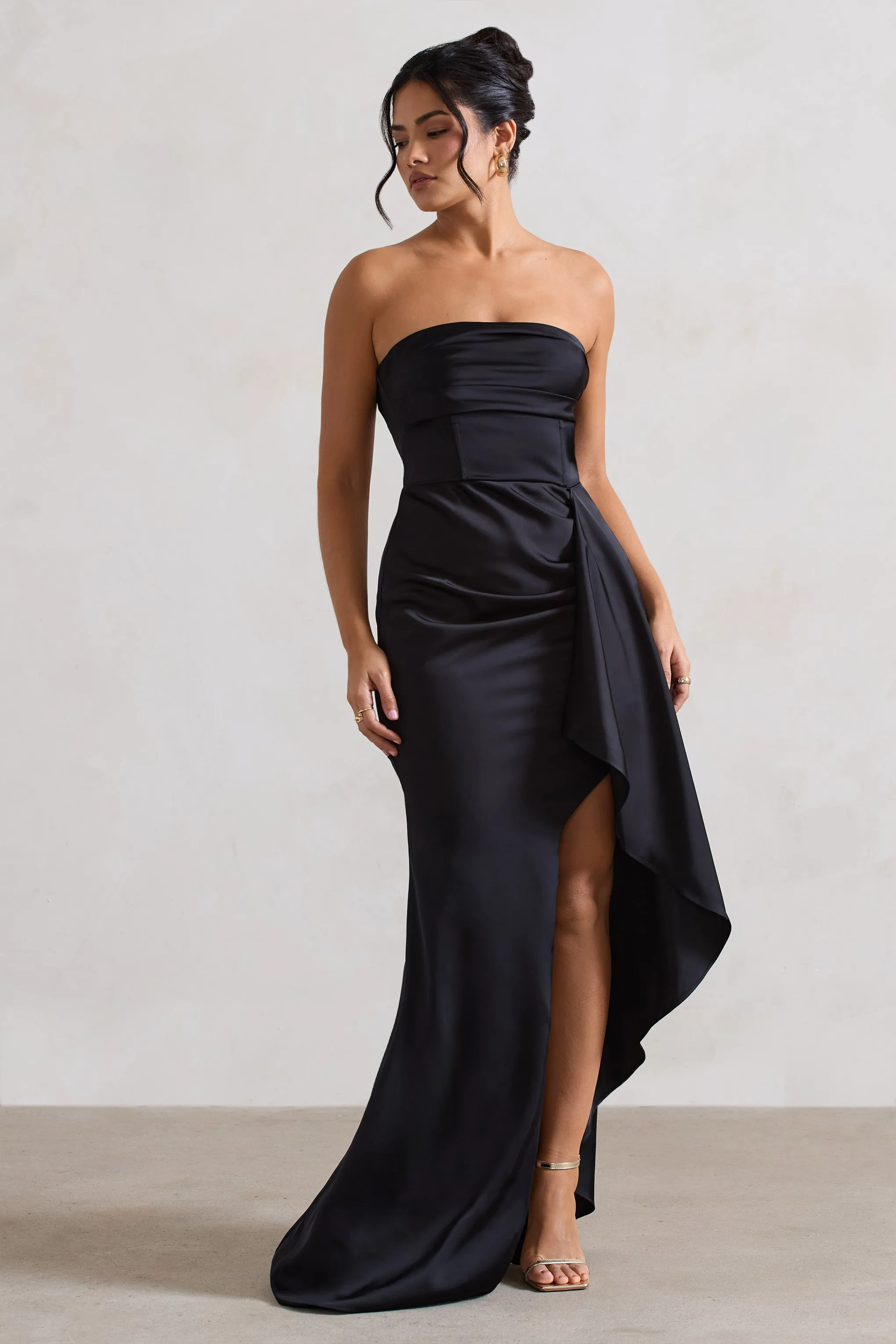 Ace | Robe longue en satin noir à encolure en bandeau et drapé à volants