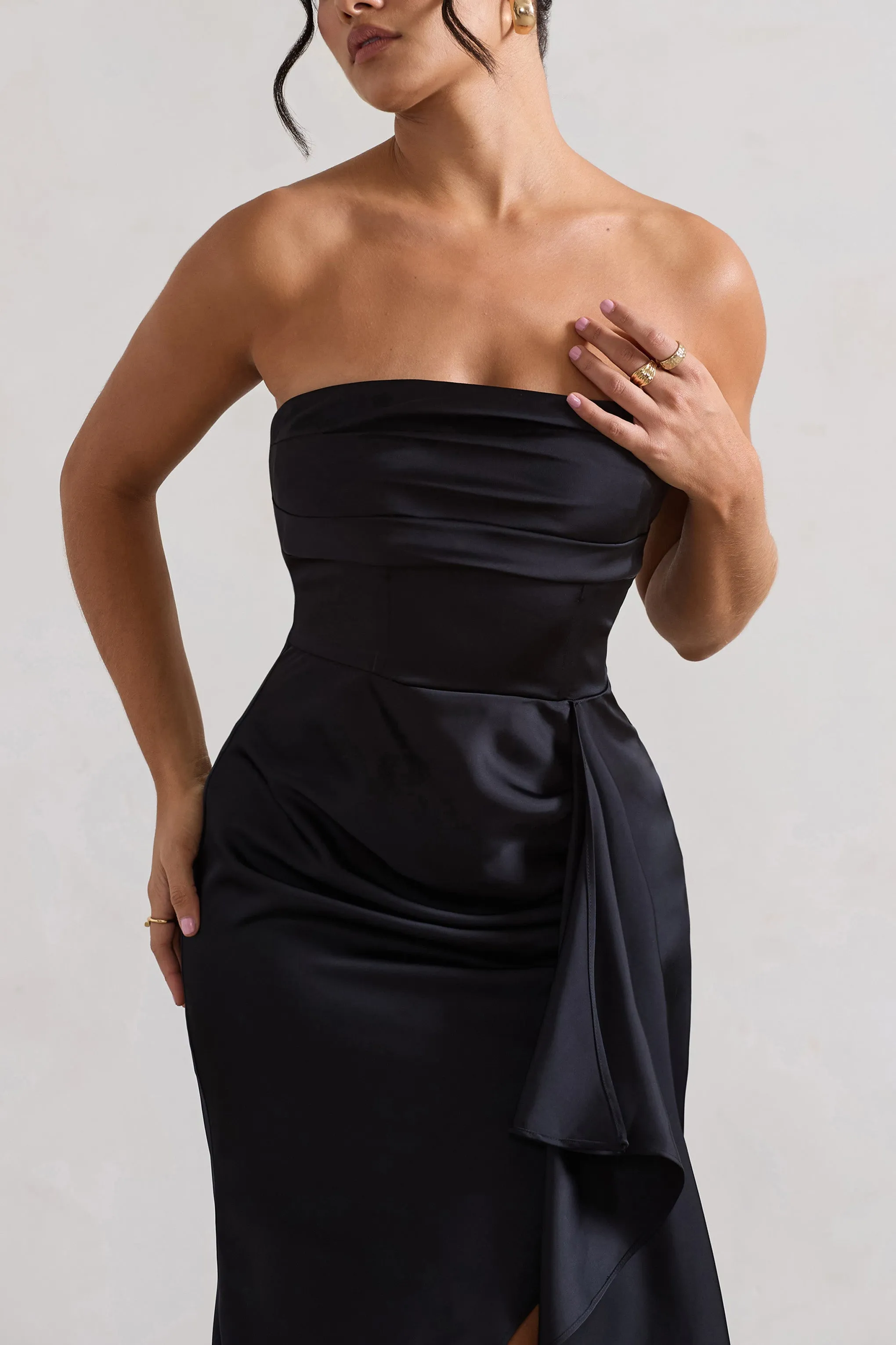 Ace | Robe longue en satin noir à encolure en bandeau et drapé à volants