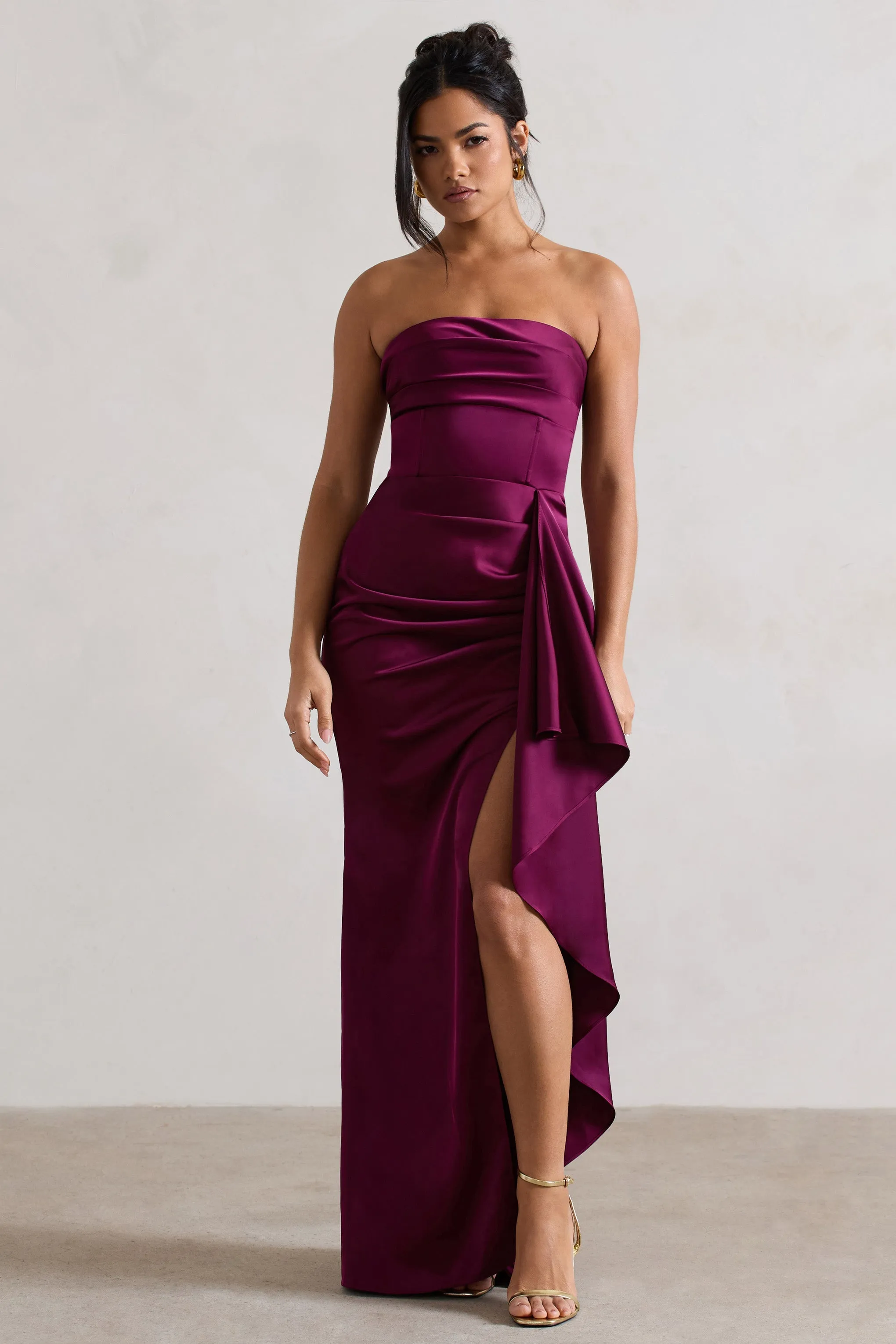 Ace | Robe longue en satin prune à encolure en bandeau et drapé à volants