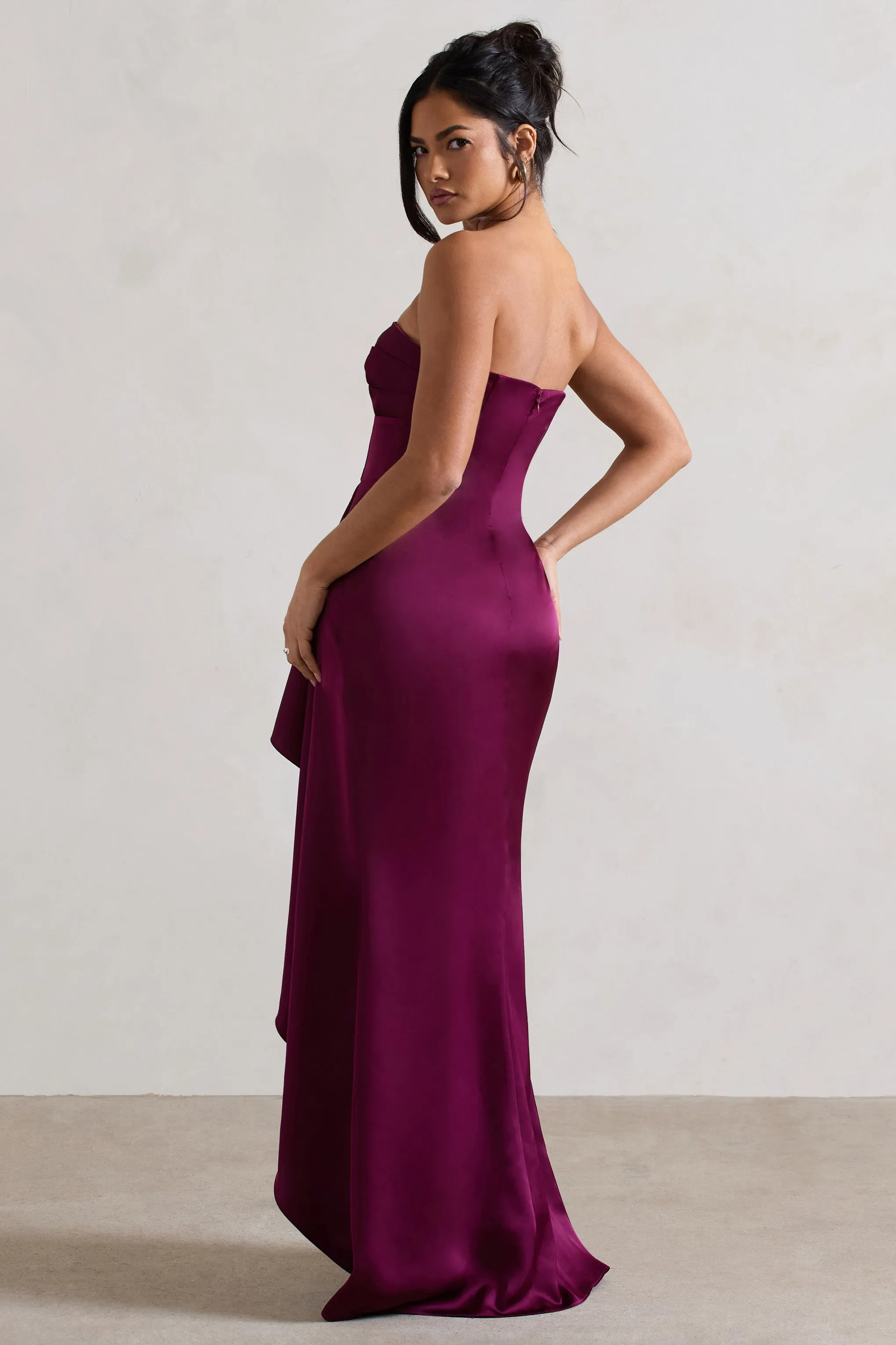 Ace | Robe longue en satin prune à encolure en bandeau et drapé à volants