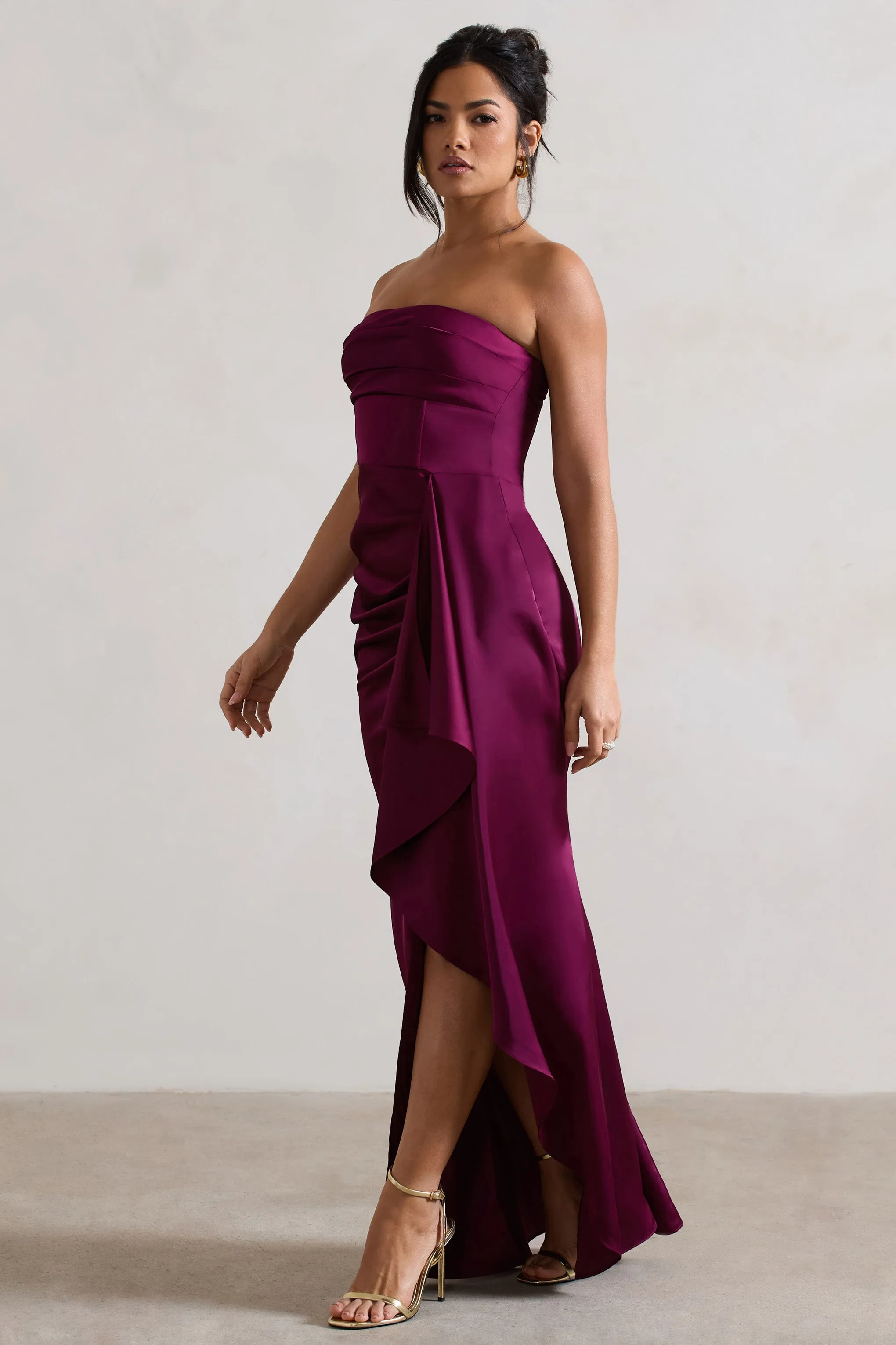 Ace | Robe longue en satin prune à encolure en bandeau et drapé à volants