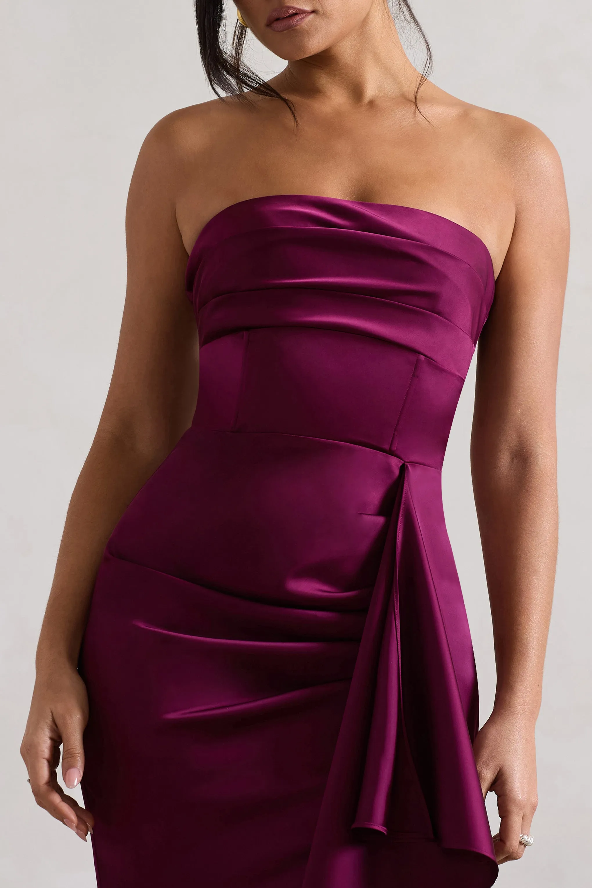 Ace | Robe longue en satin prune à encolure en bandeau et drapé à volants