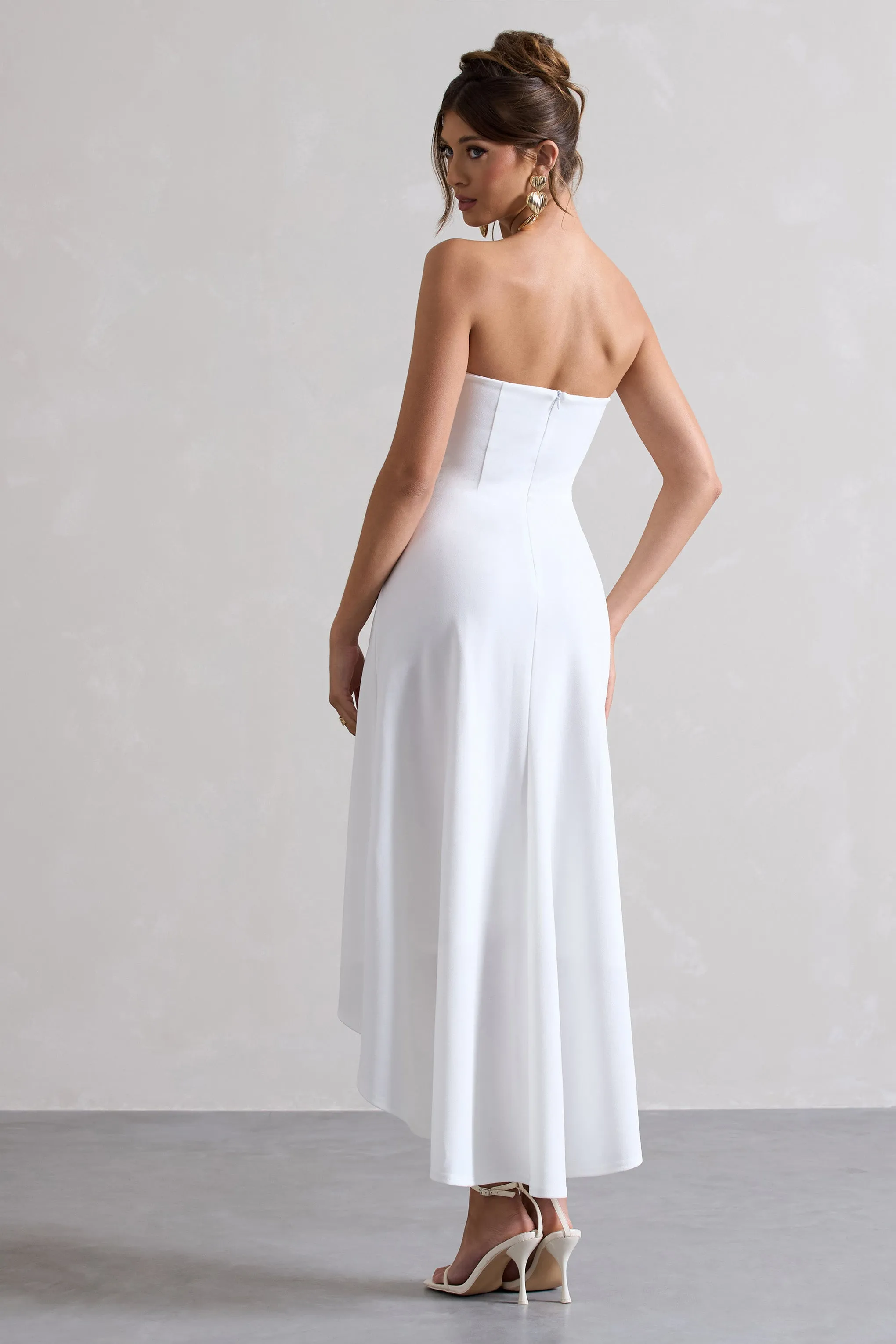 Ariela | Robe mi-longue blanche à bandeau et longueur asymétrique