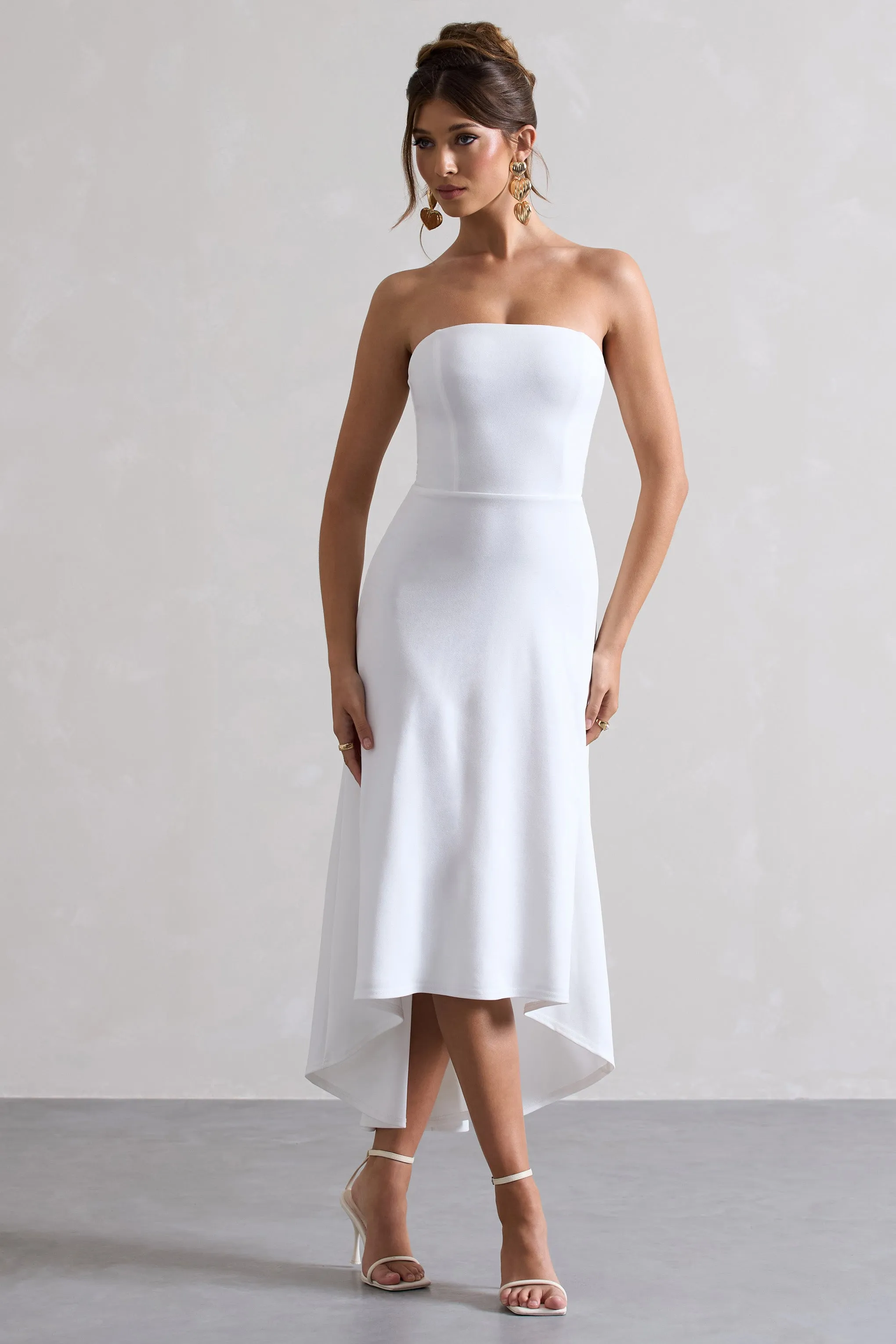 Ariela | Robe mi-longue blanche à bandeau et longueur asymétrique