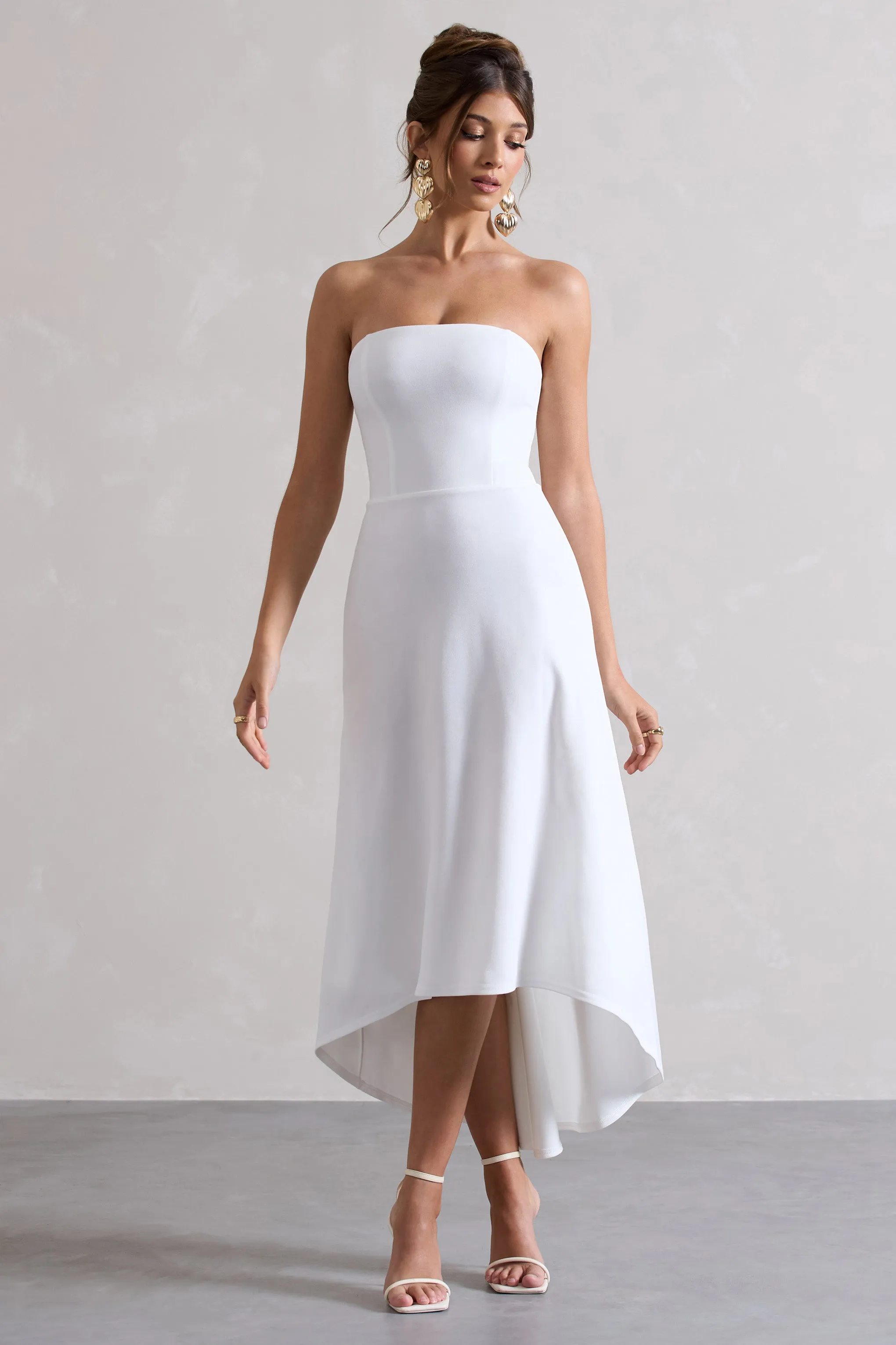 Ariela | Robe mi-longue blanche à bandeau et longueur asymétrique