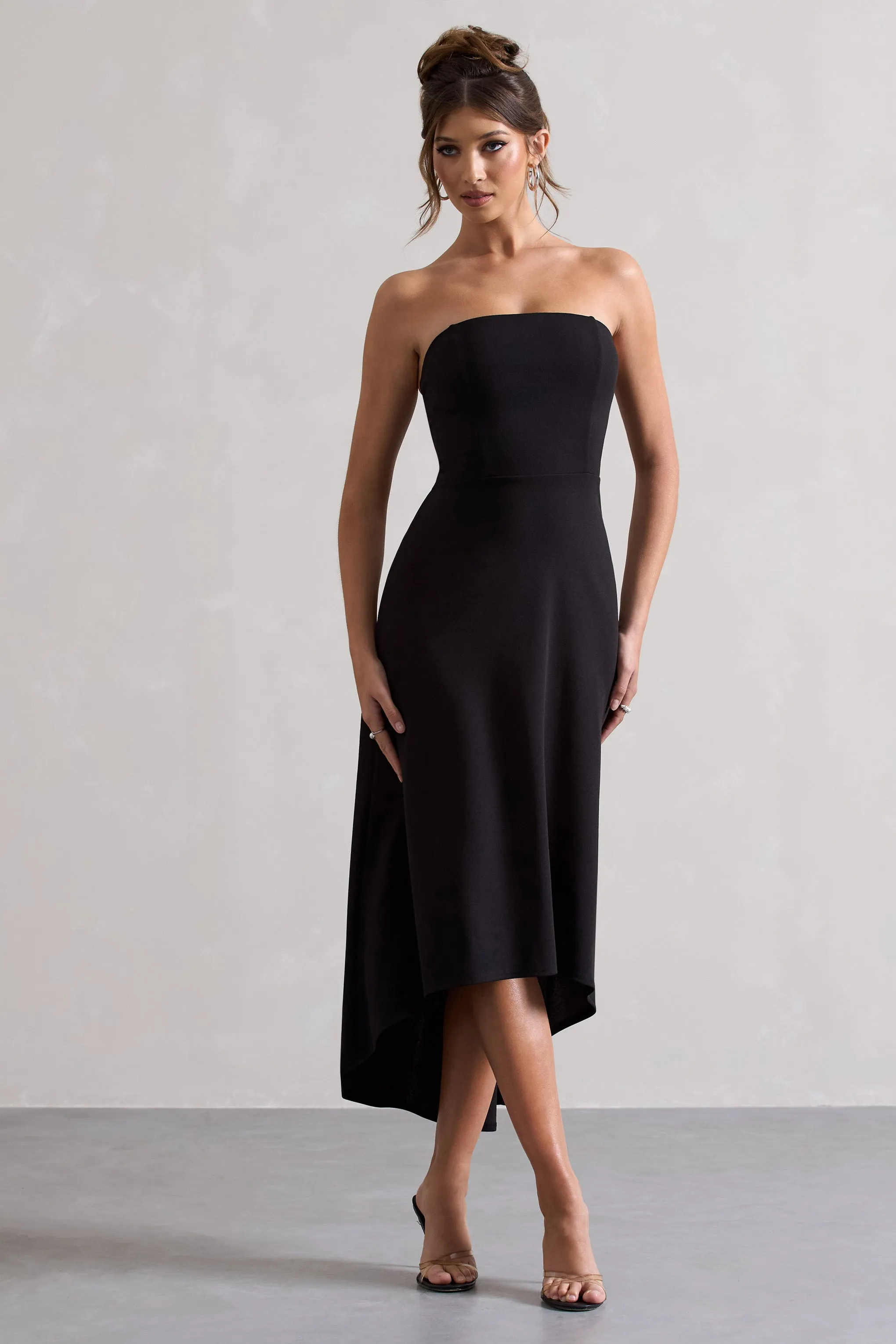 Ariela | Robe mi-longue noire à bandeau et longueur asymétrique