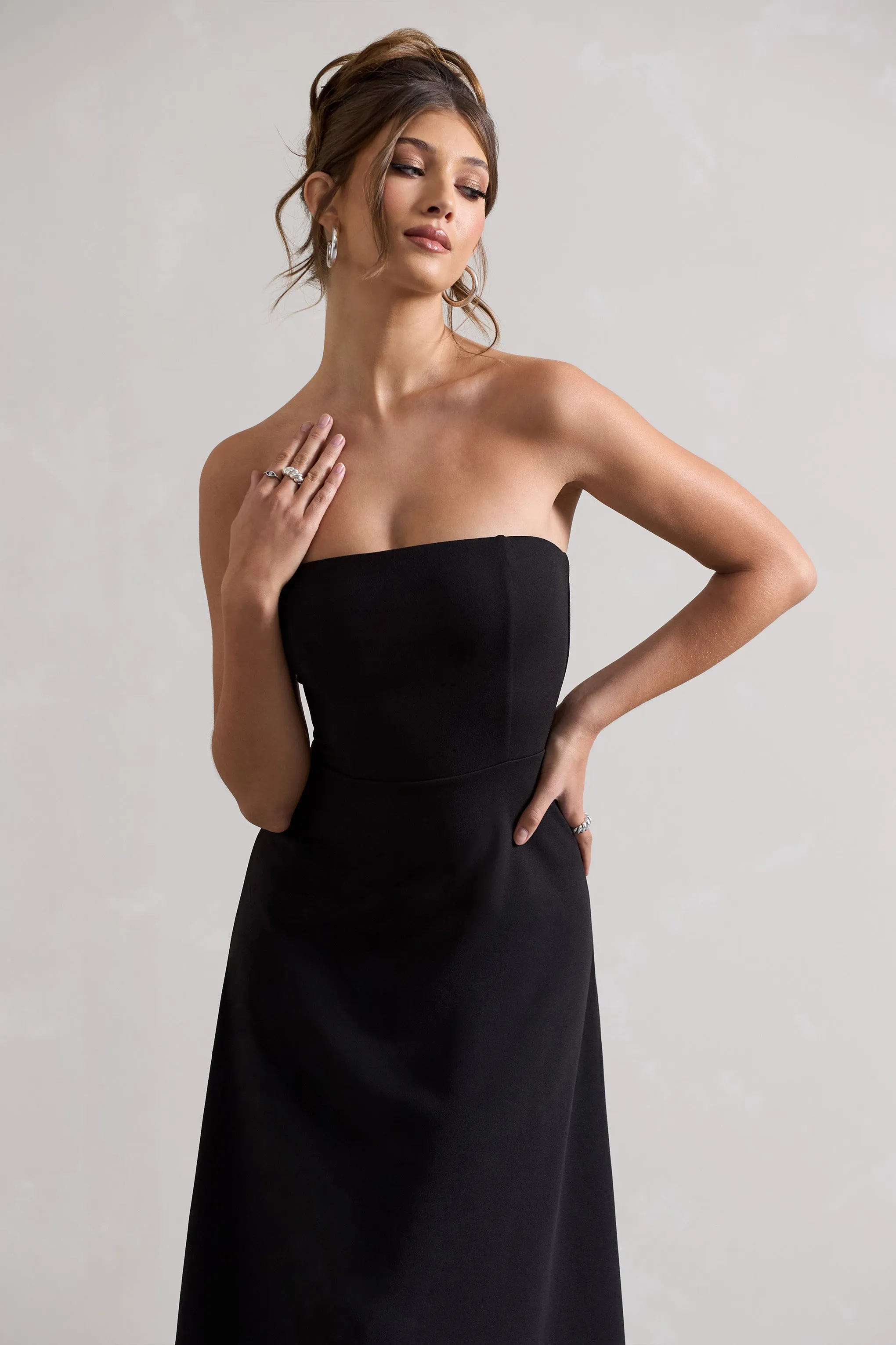 Ariela | Robe mi-longue noire à bandeau et longueur asymétrique