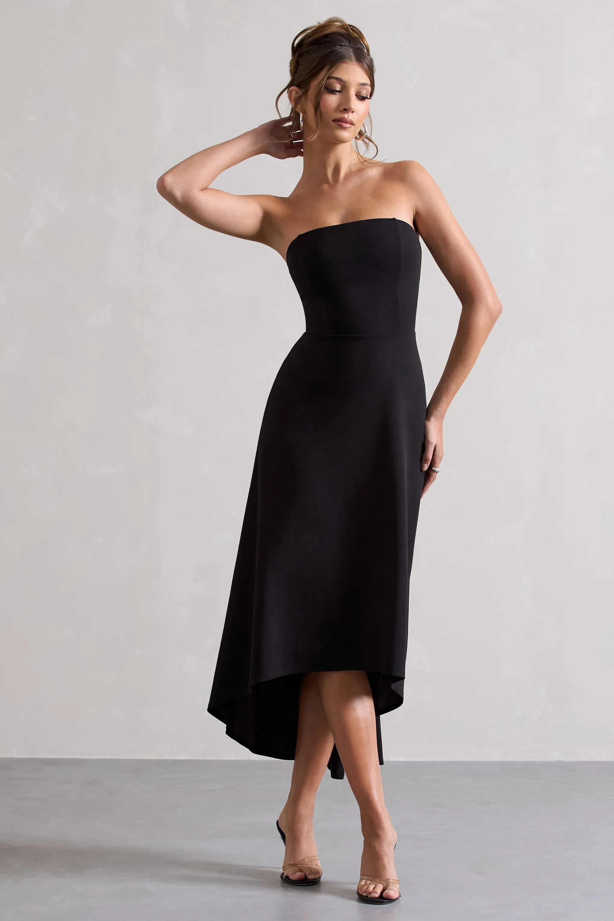 Ariela | Robe mi-longue noire à bandeau et longueur asymétrique