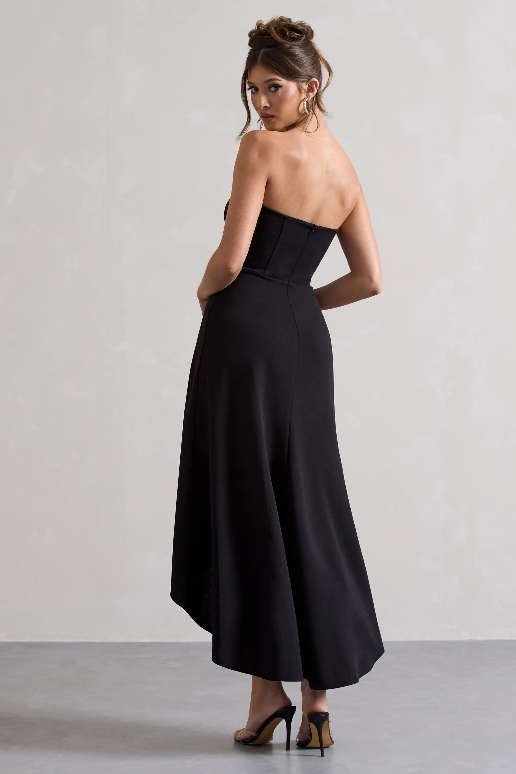 Ariela | Robe mi-longue noire à bandeau et longueur asymétrique