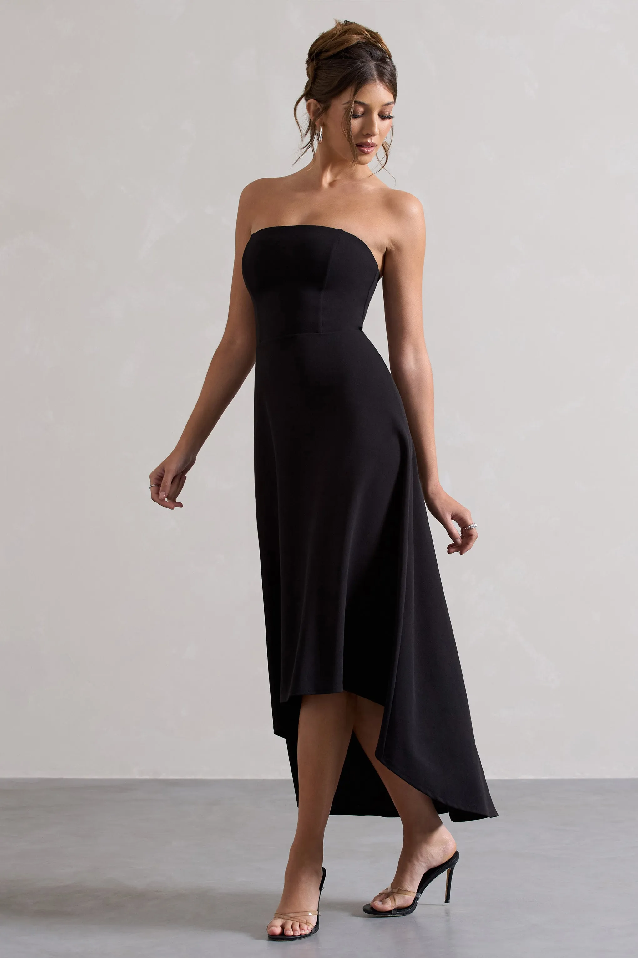 Ariela | Robe mi-longue noire à bandeau et longueur asymétrique