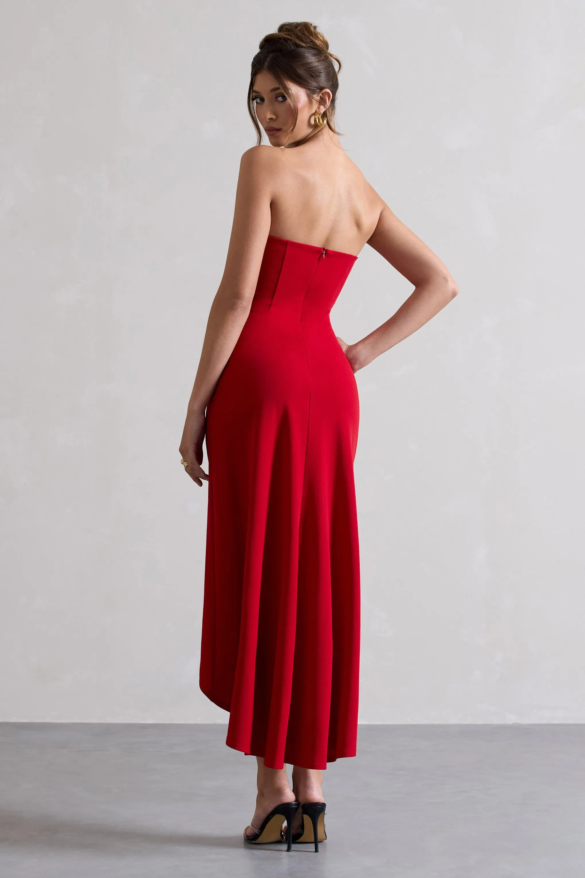 Ariela | Robe mi-longue rouge à bandeau et longueur asymétrique