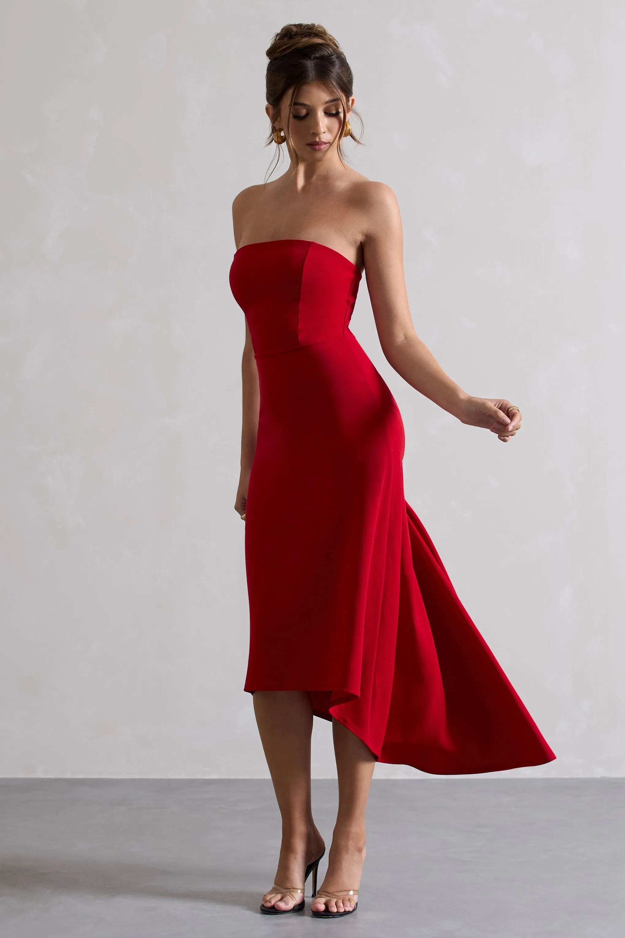 Ariela | Robe mi-longue rouge à bandeau et longueur asymétrique