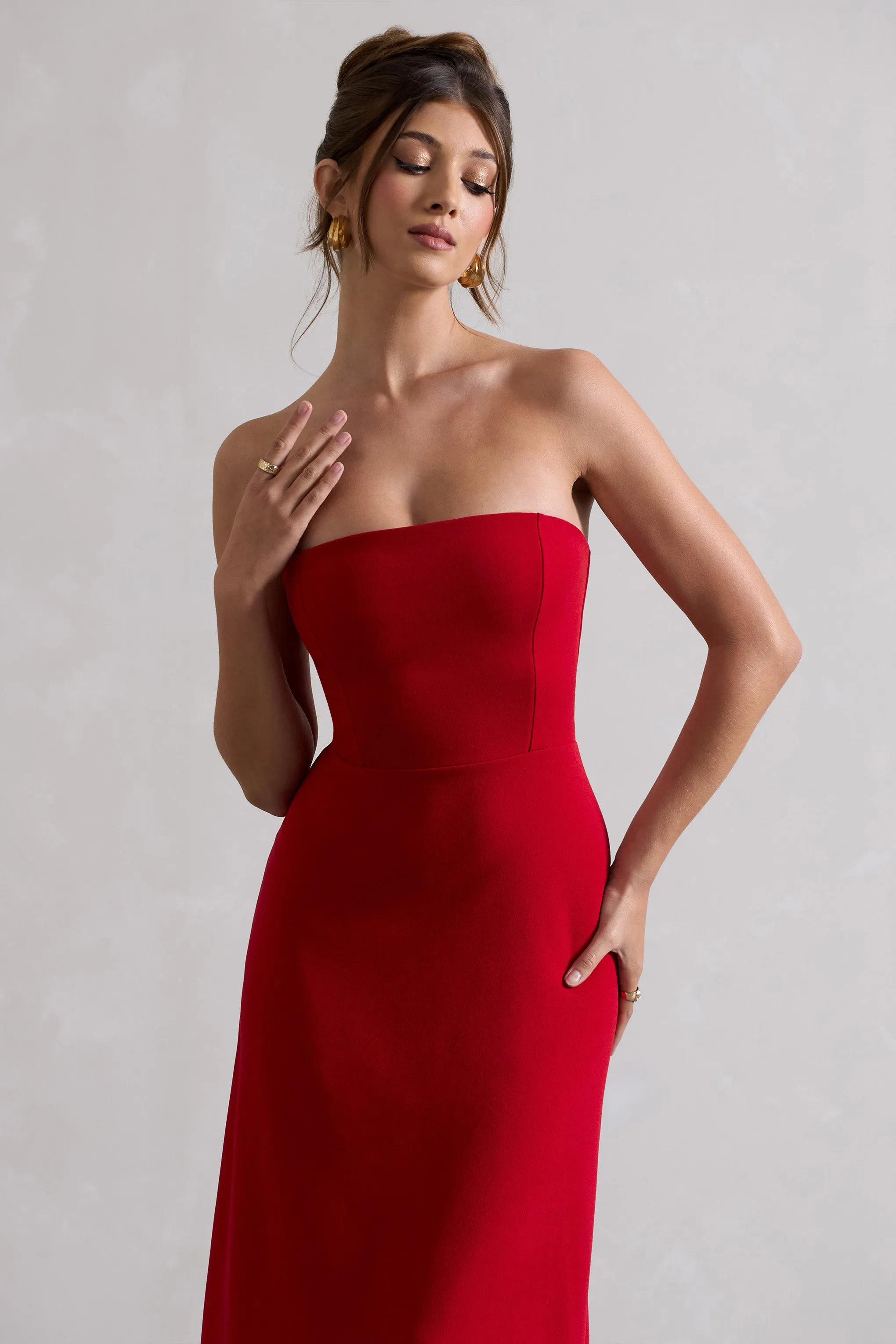 Ariela | Robe mi-longue rouge à bandeau et longueur asymétrique