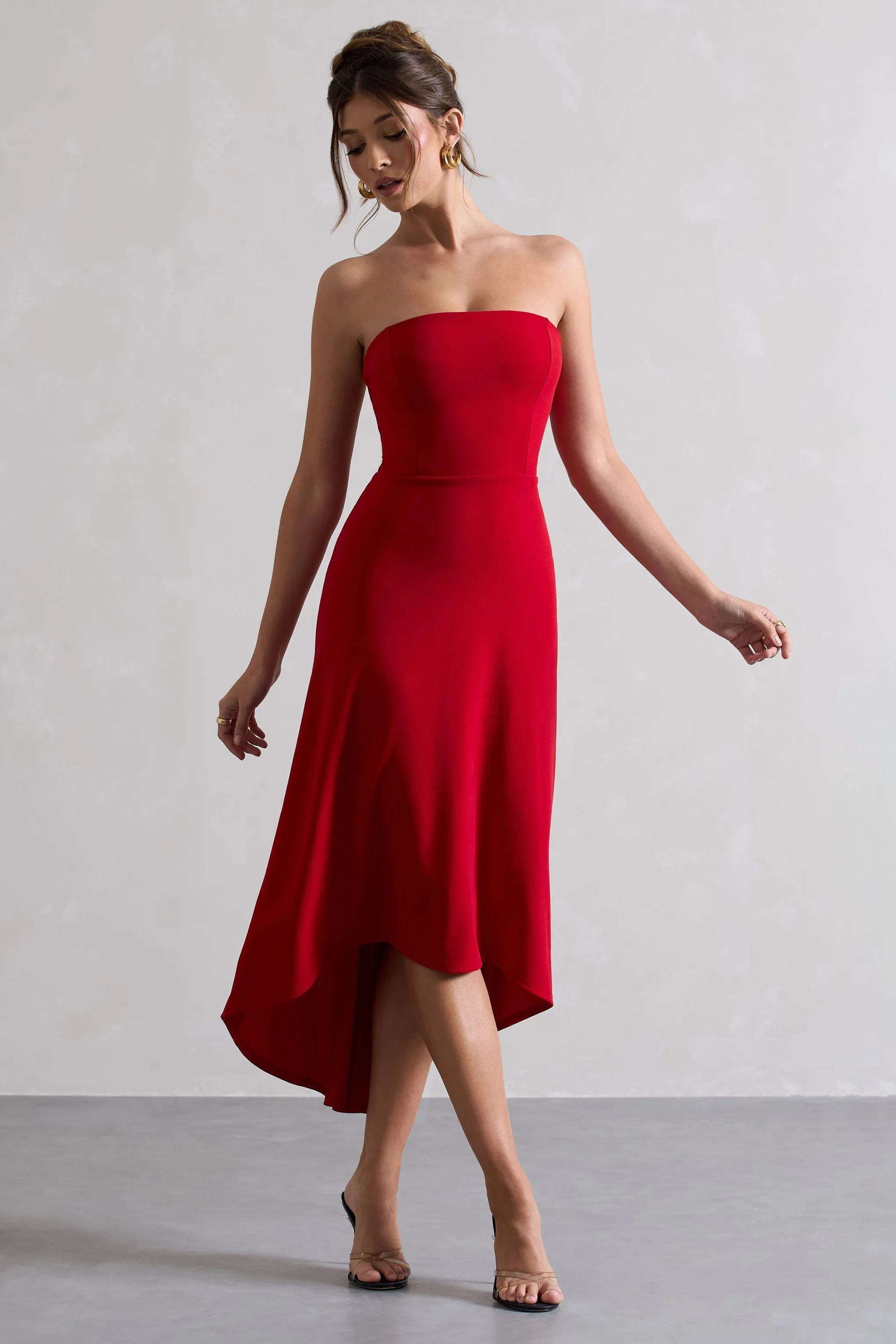 Ariela | Robe mi-longue rouge à bandeau et longueur asymétrique