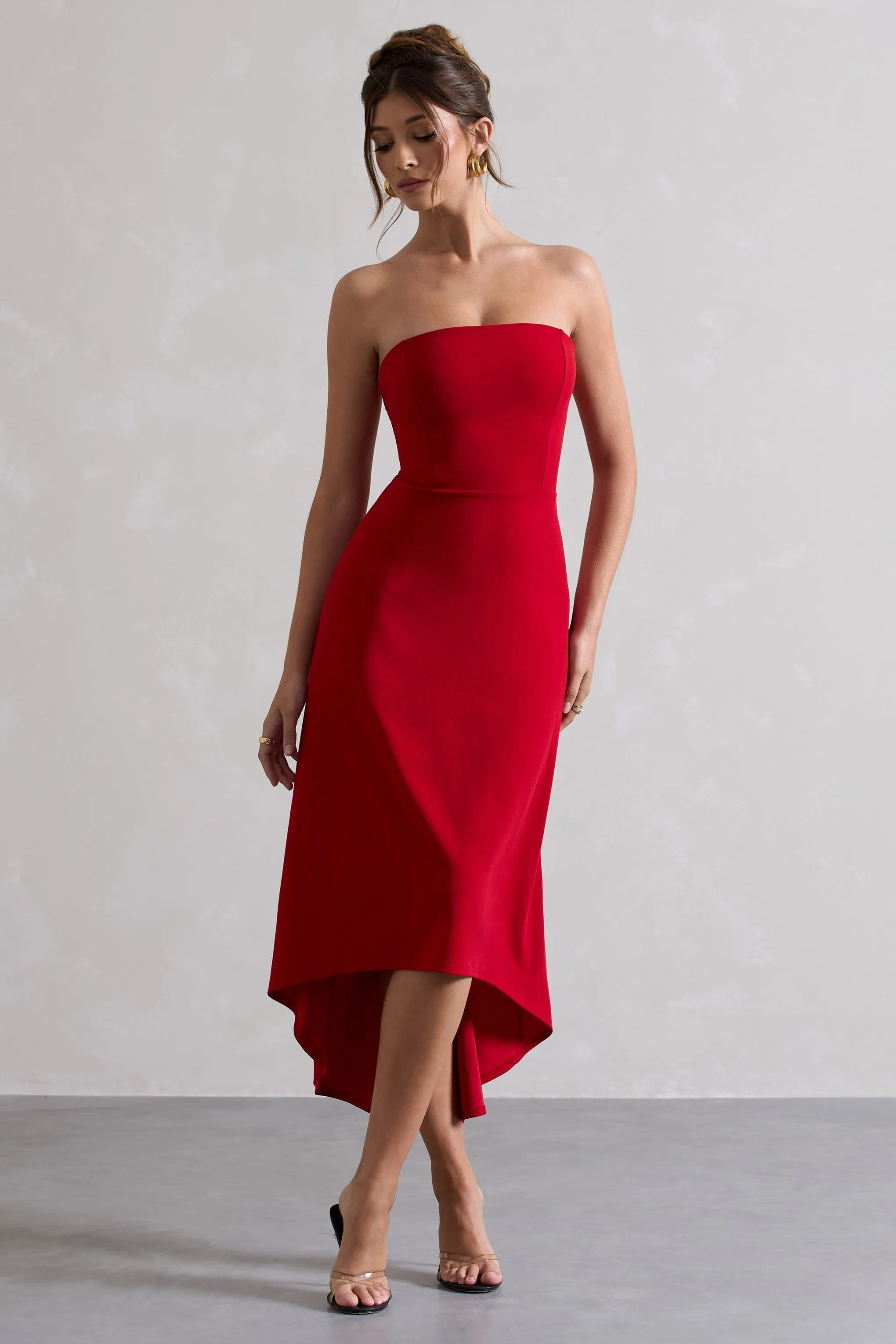 Ariela | Robe mi-longue rouge à bandeau et longueur asymétrique