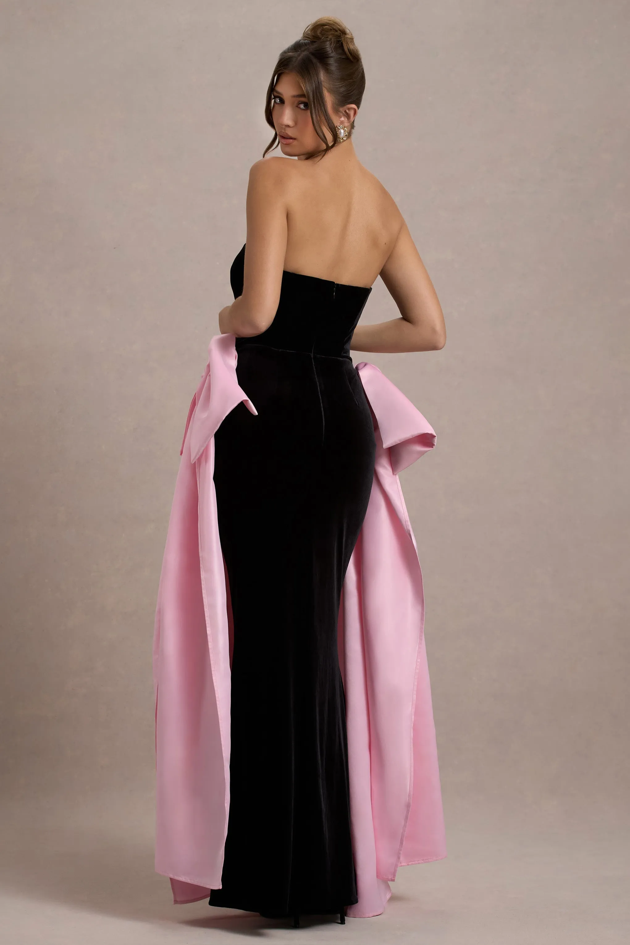 Attention | Robe longue noire sans bretelles avec nuds en satin rose.