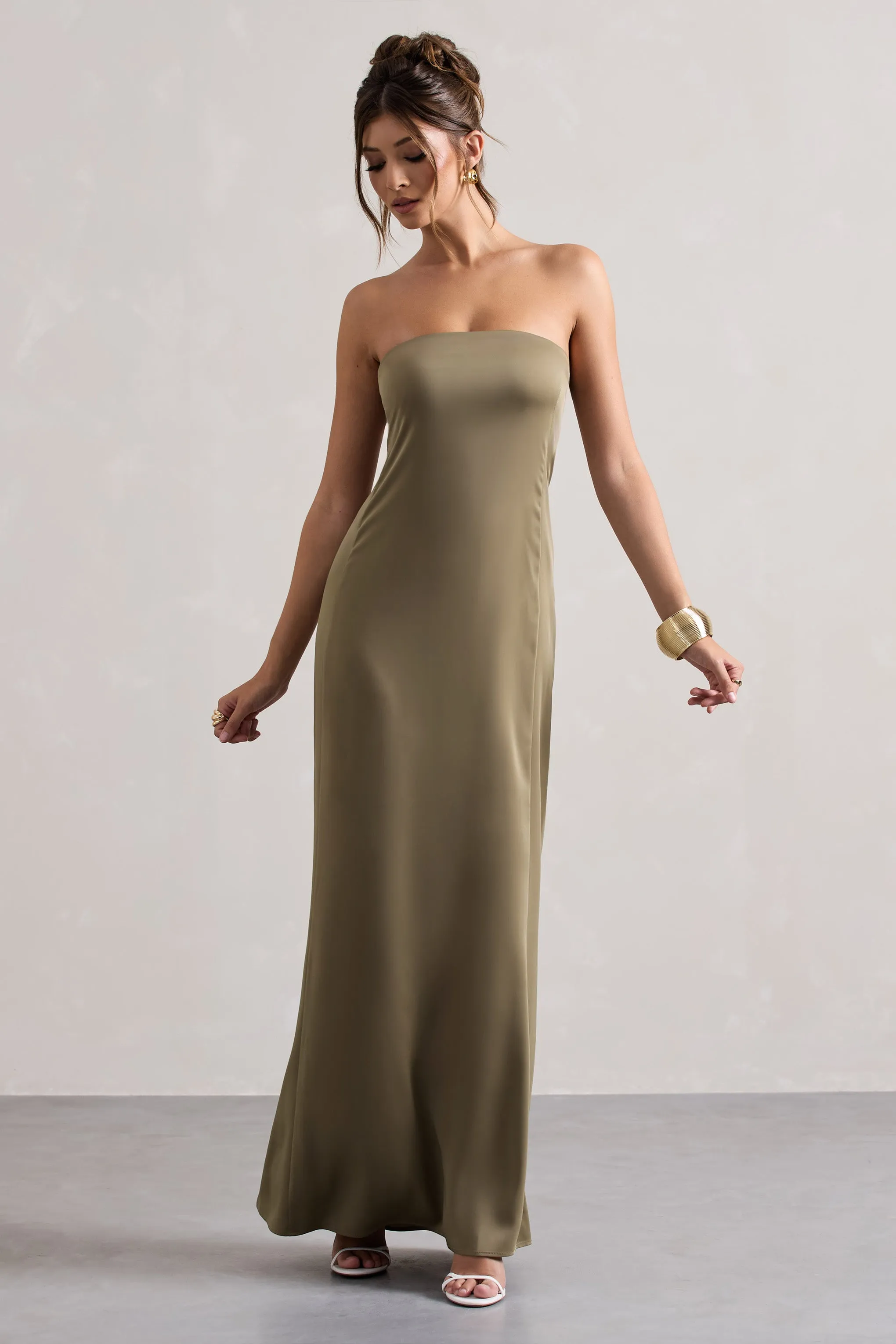 Azra | Robe longue  en satin vert olive et décolleté bandeau