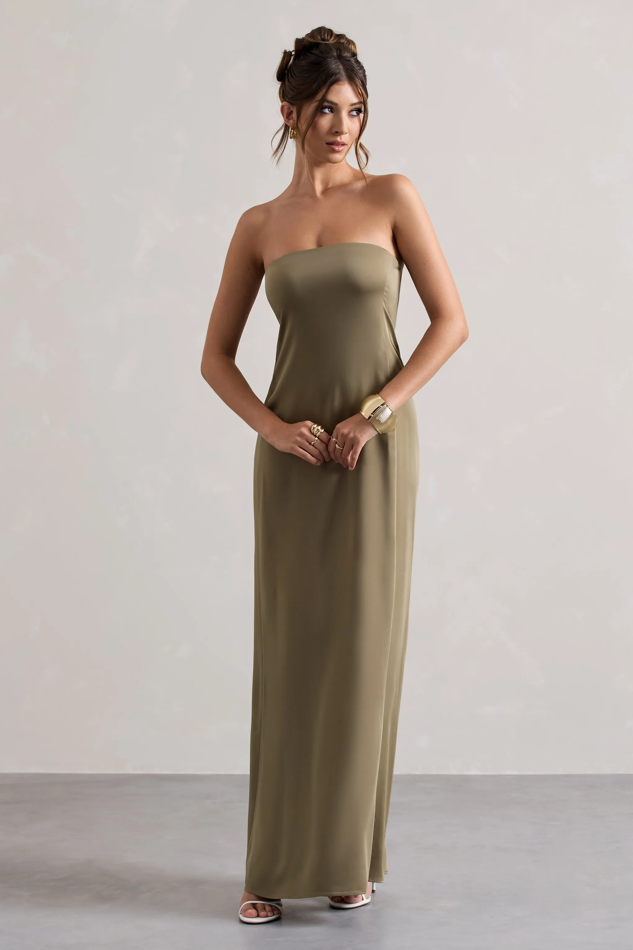 Azra | Robe longue  en satin vert olive et décolleté bandeau