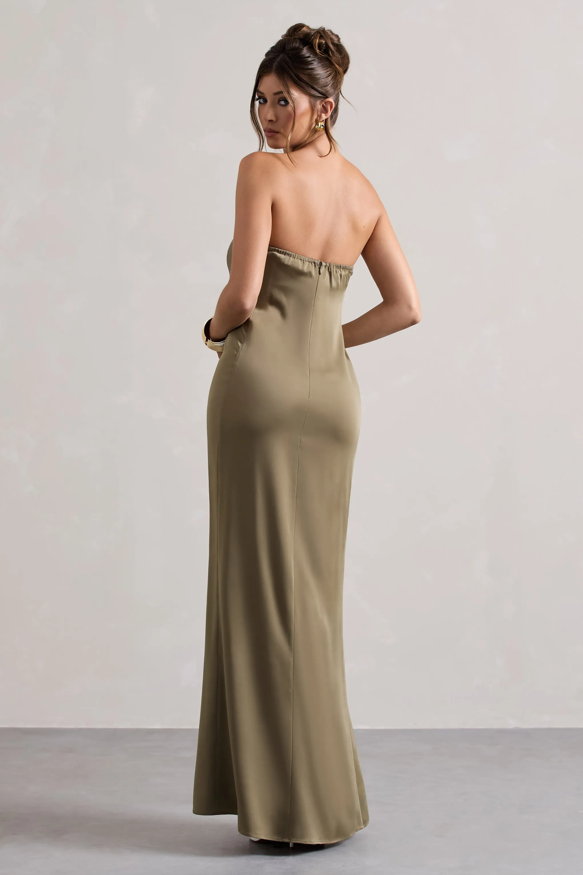 Azra | Robe longue  en satin vert olive et décolleté bandeau