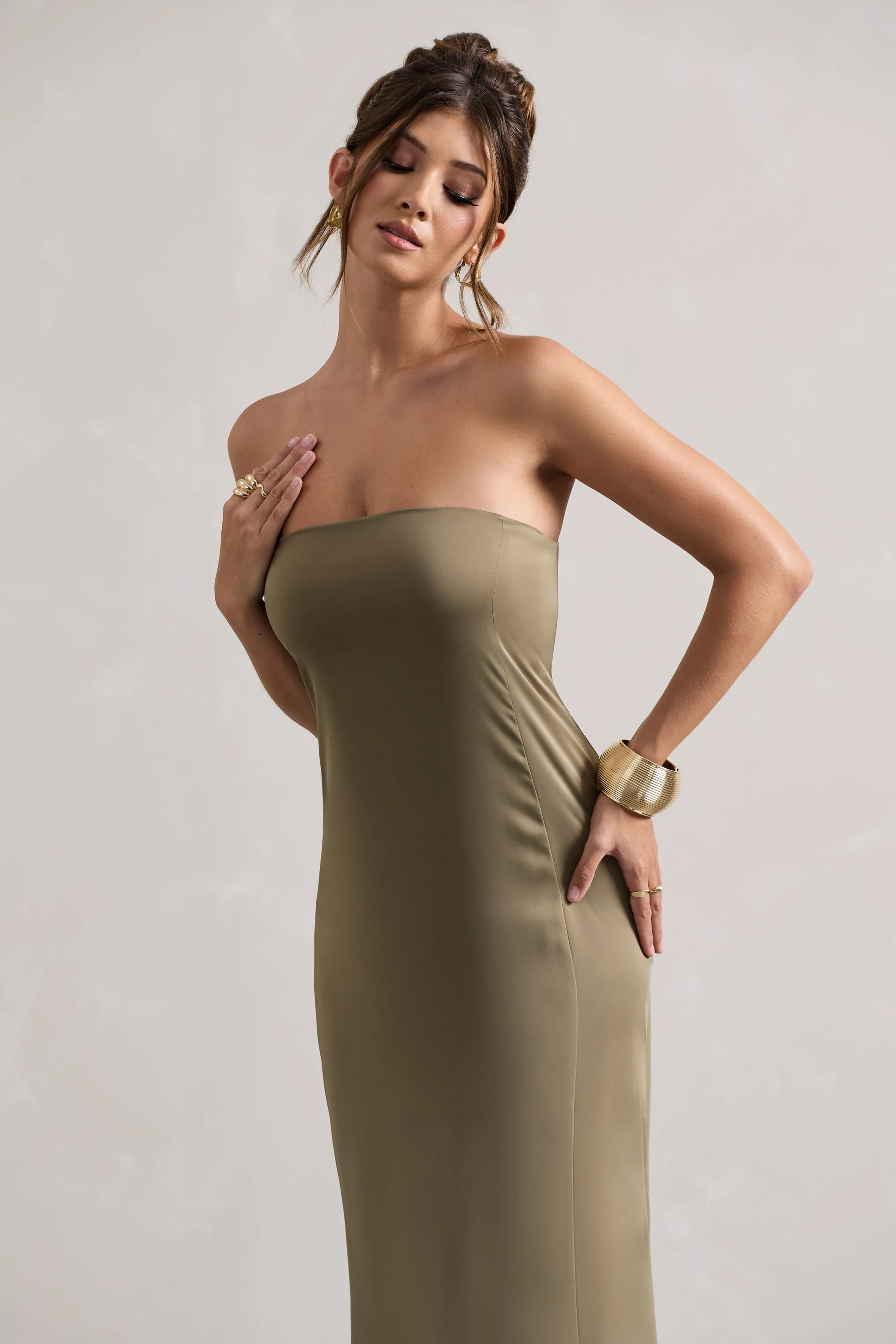 Azra | Robe longue  en satin vert olive et décolleté bandeau