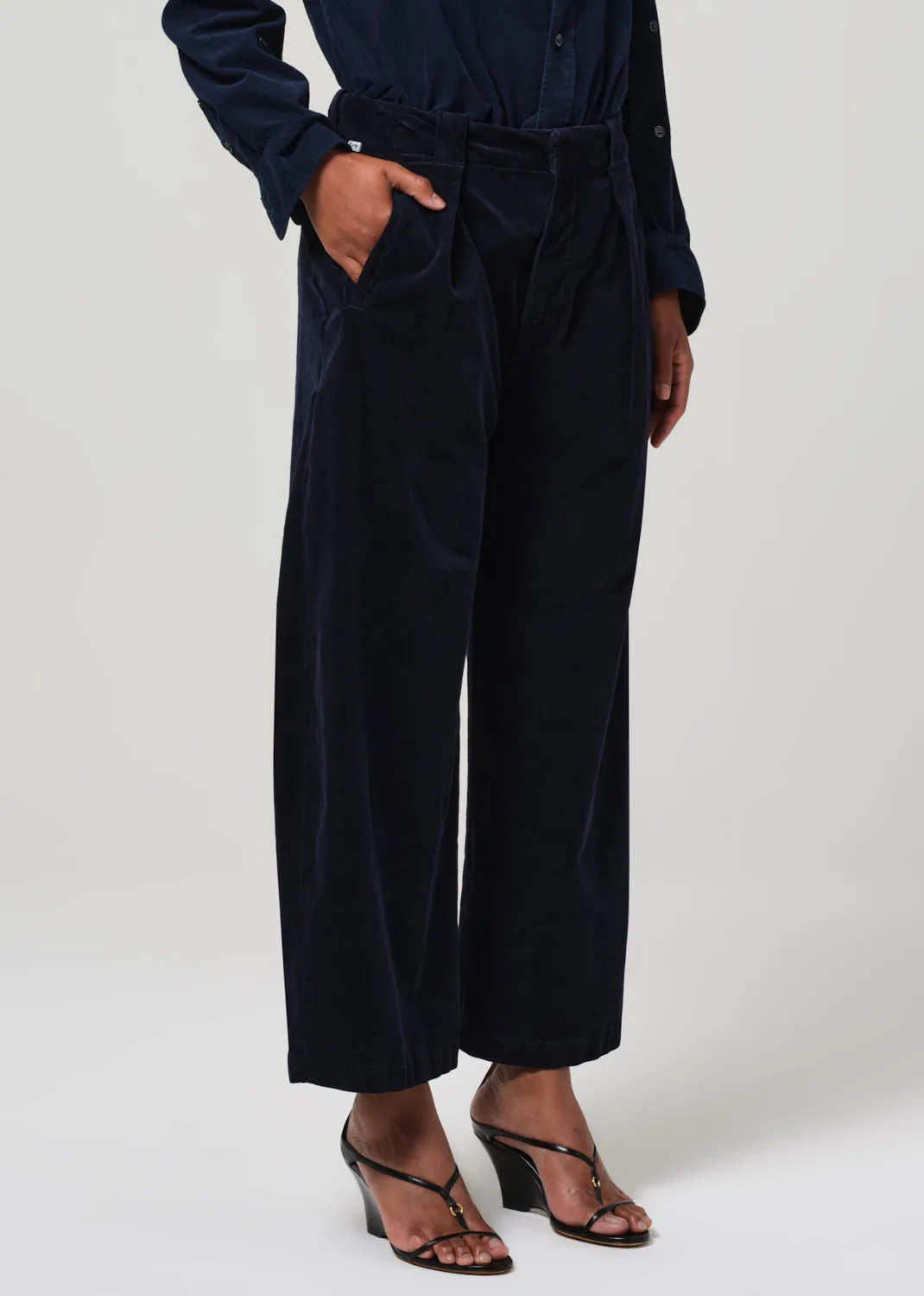 Cara Cropped Pleated Trouser Corduroy in Navy