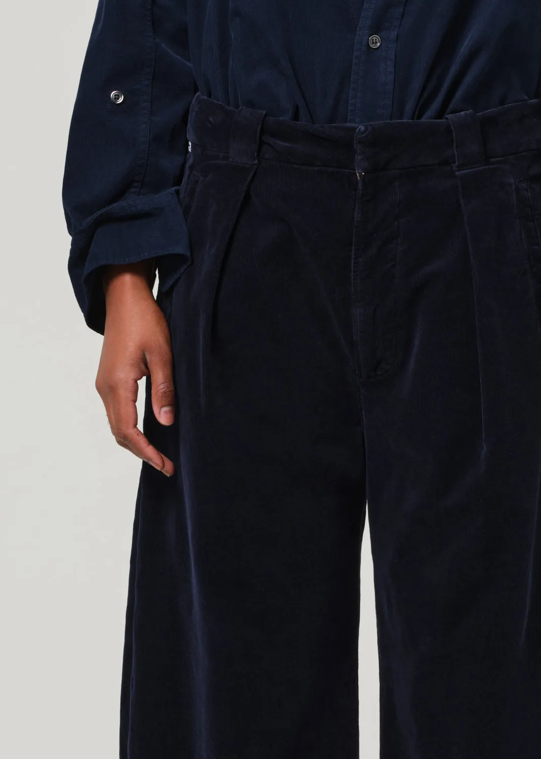 Cara Cropped Pleated Trouser Corduroy in Navy