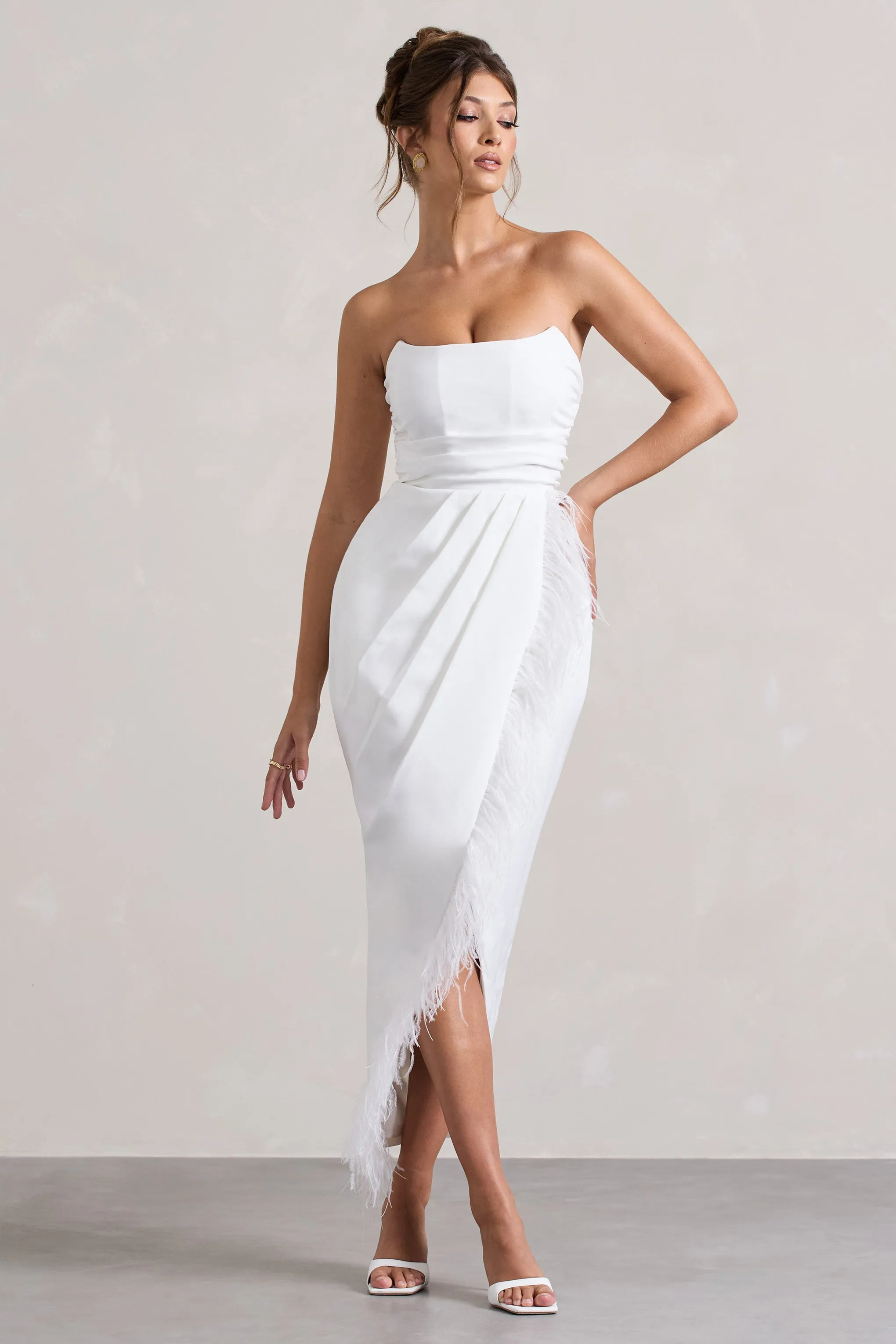 Chosen | Robe longue bandeau blanche avec borbure en plumes