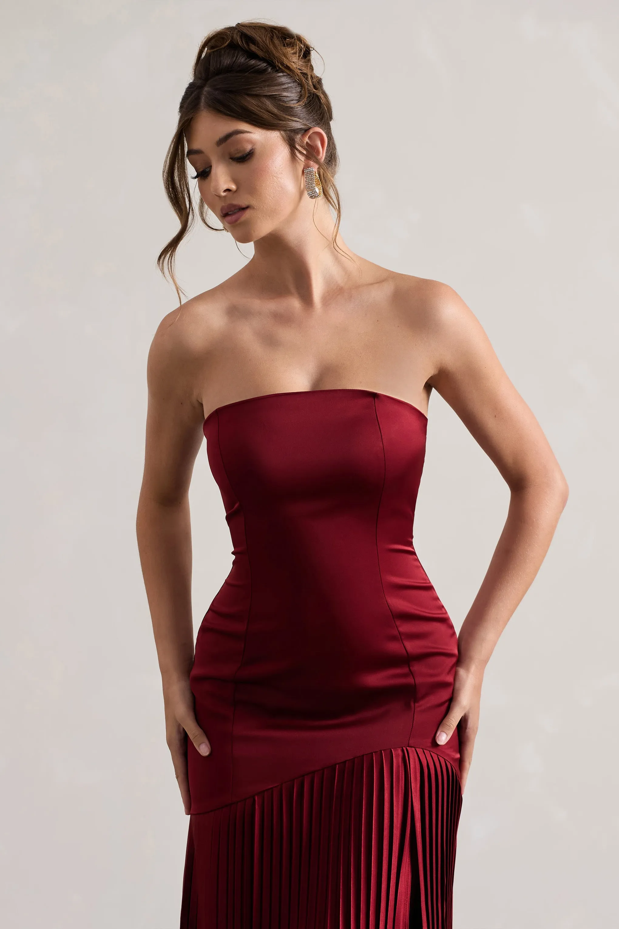 Confidence | Robe longue en satin rouge bordeaux plissée et fendue