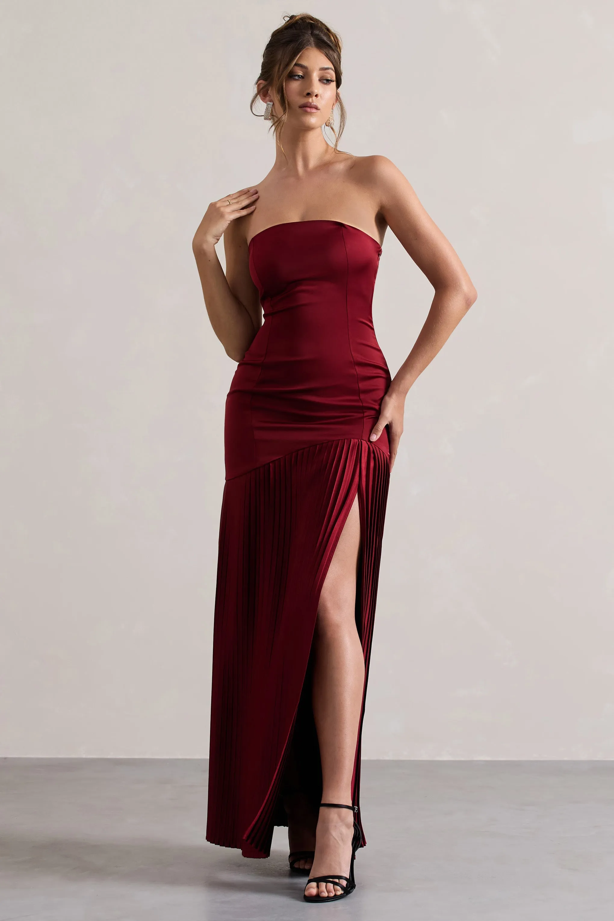 Confidence | Robe longue en satin rouge bordeaux plissée et fendue