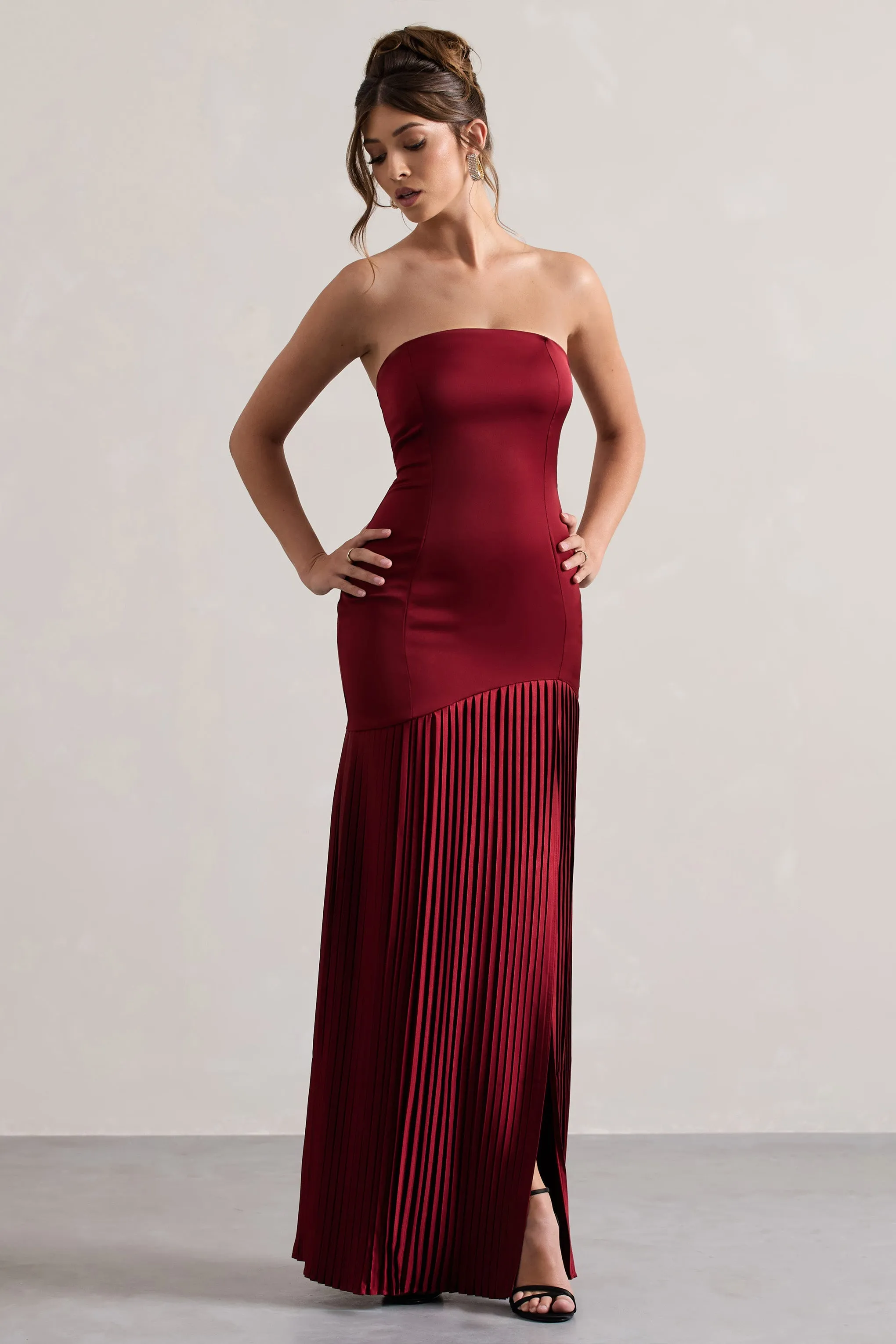 Confidence | Robe longue en satin rouge bordeaux plissée et fendue