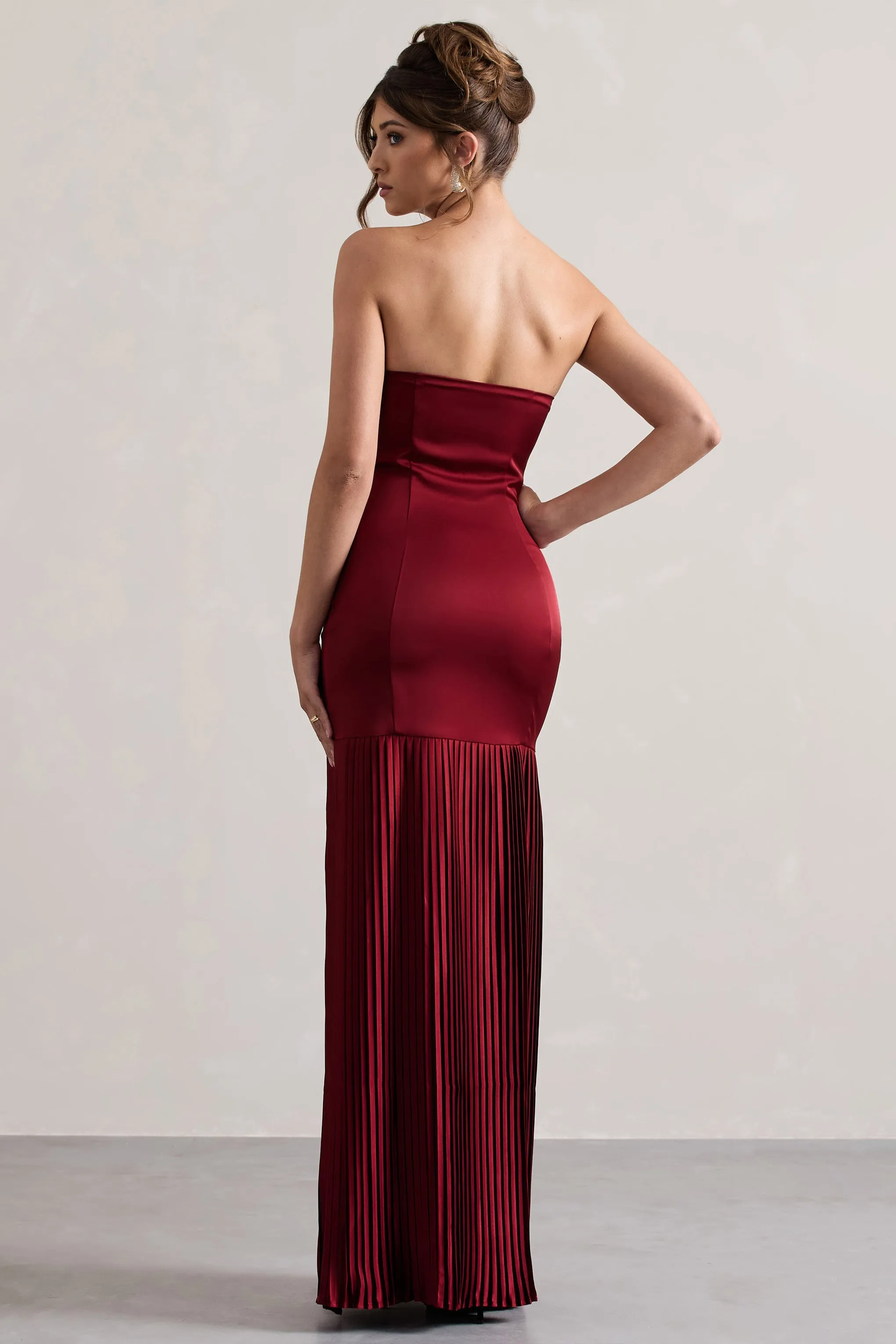 Confidence | Robe longue en satin rouge bordeaux plissée et fendue