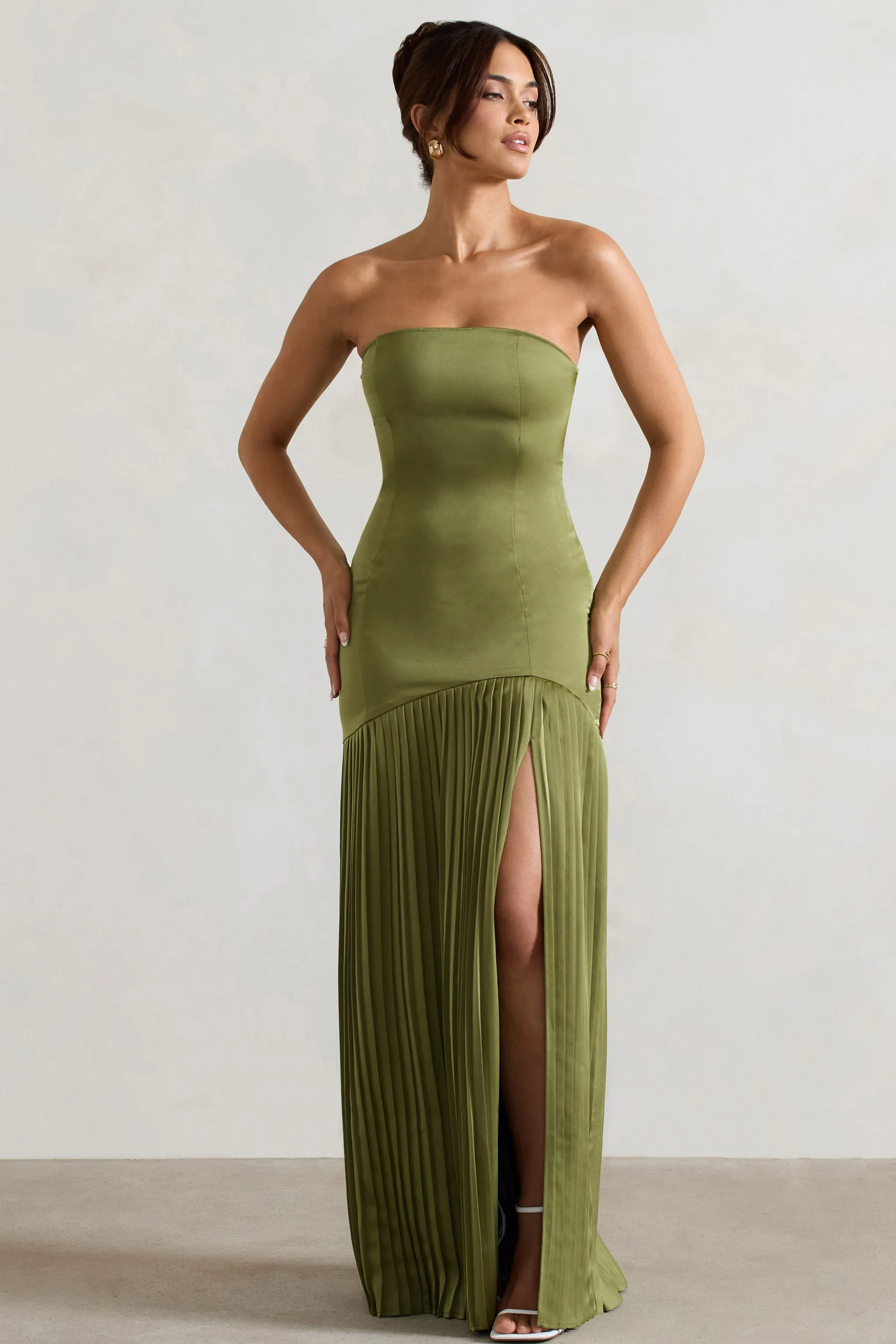 Confidence | Robe longue en satin vert olive plissée et fendue