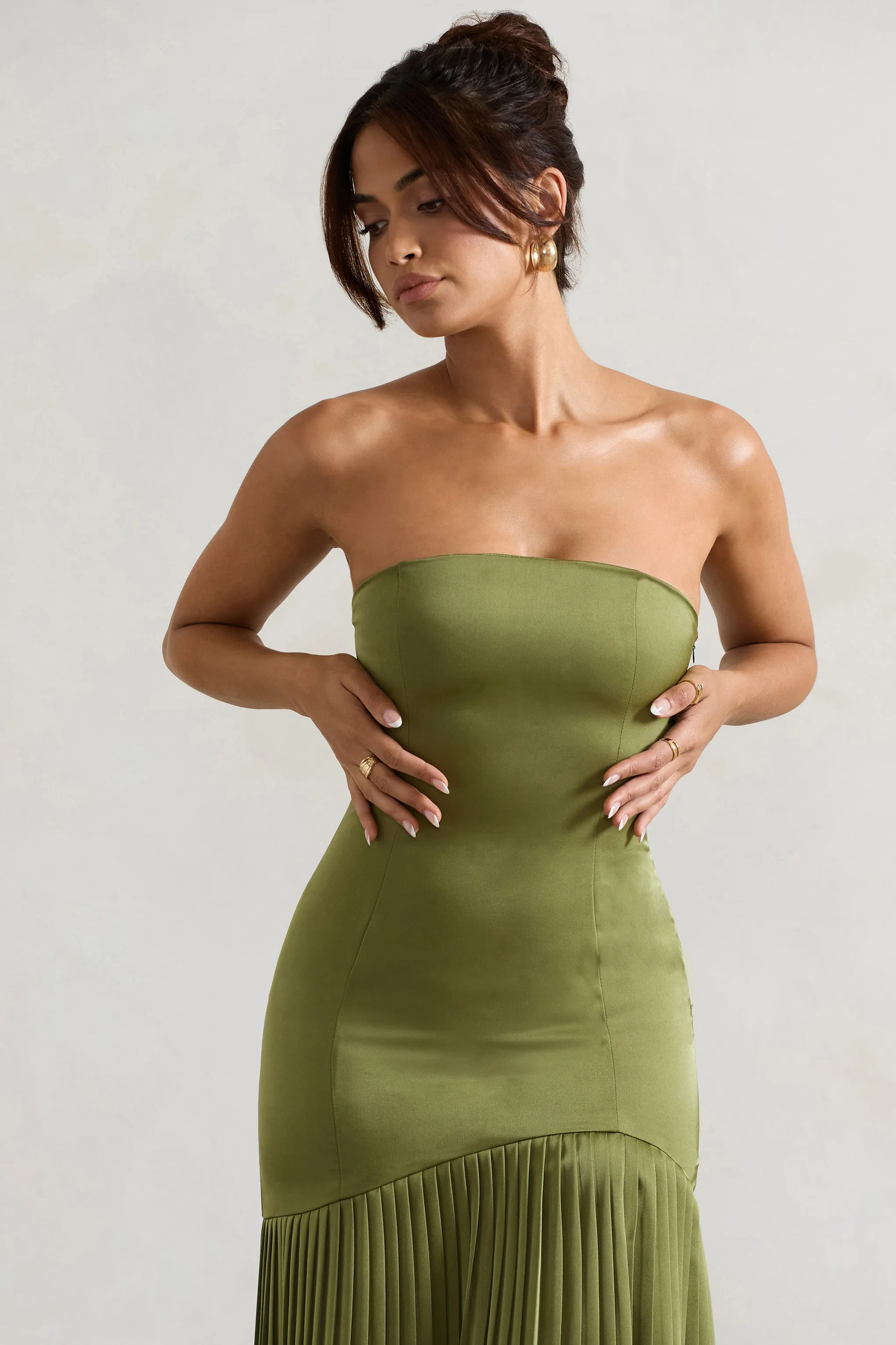 Confidence | Robe longue en satin vert olive plissée et fendue