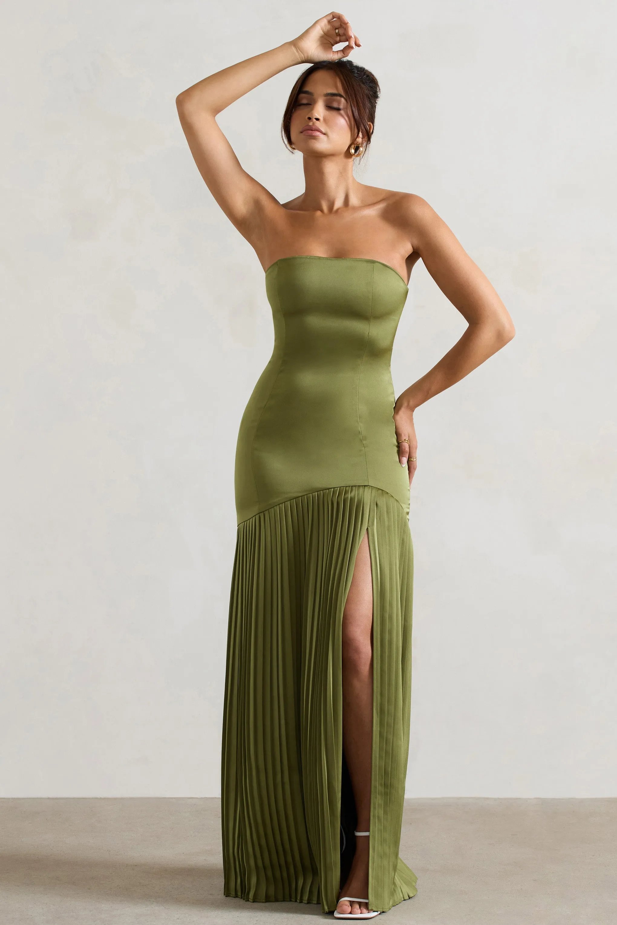 Confidence | Robe longue en satin vert olive plissée et fendue