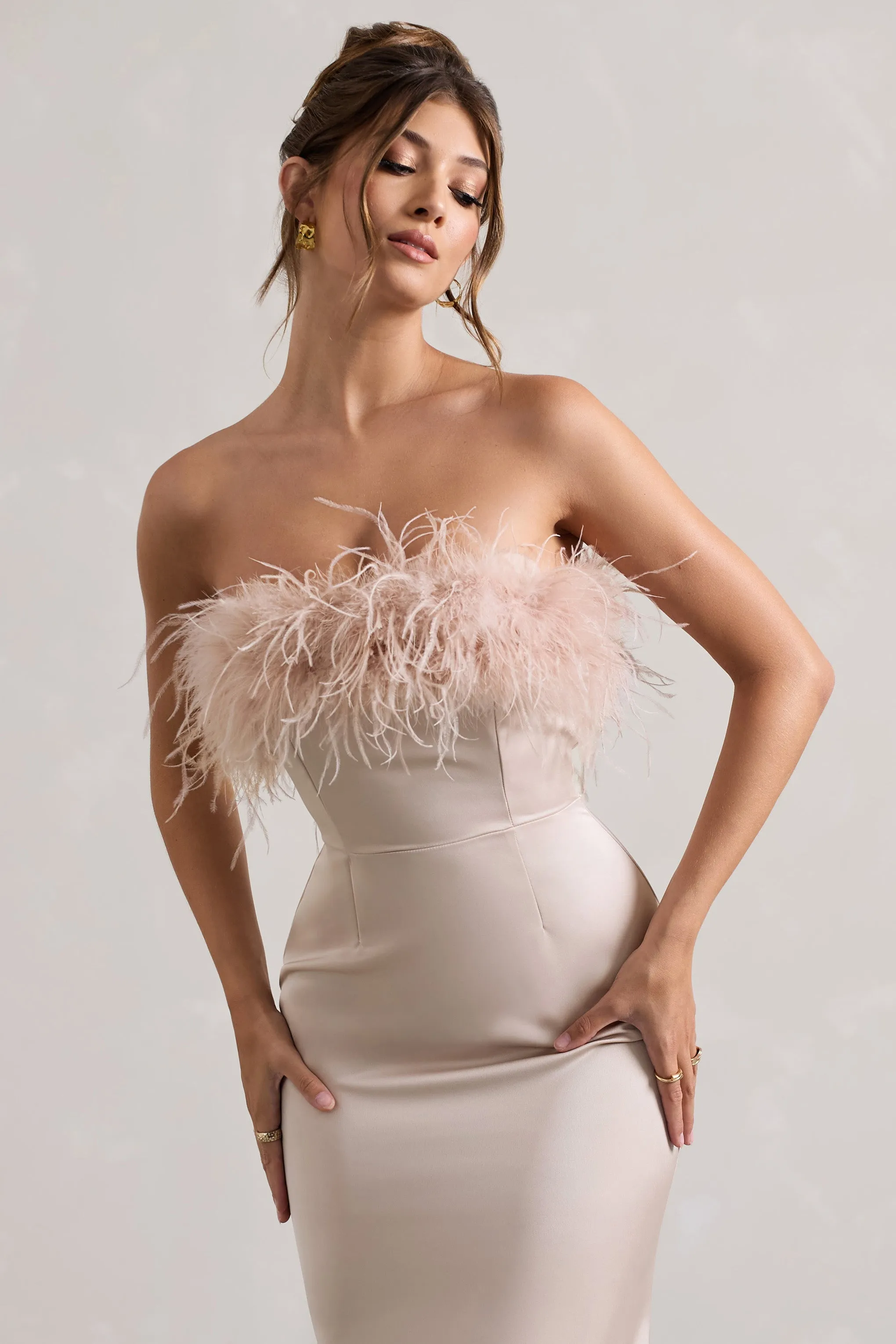 Dress For It | Robe longue en satin couleur champagne sans bretelles bordure de plumes