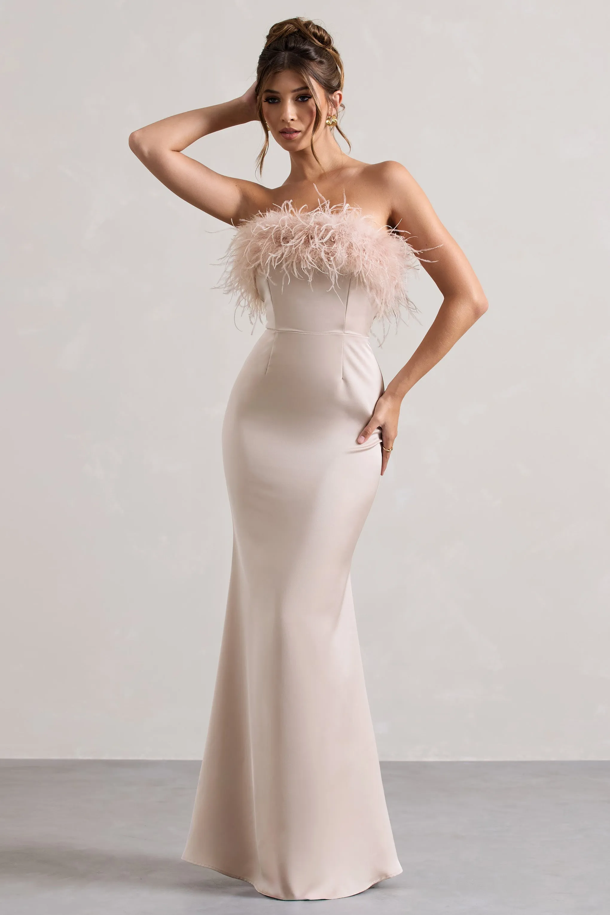 Dress For It | Robe longue en satin couleur champagne sans bretelles bordure de plumes