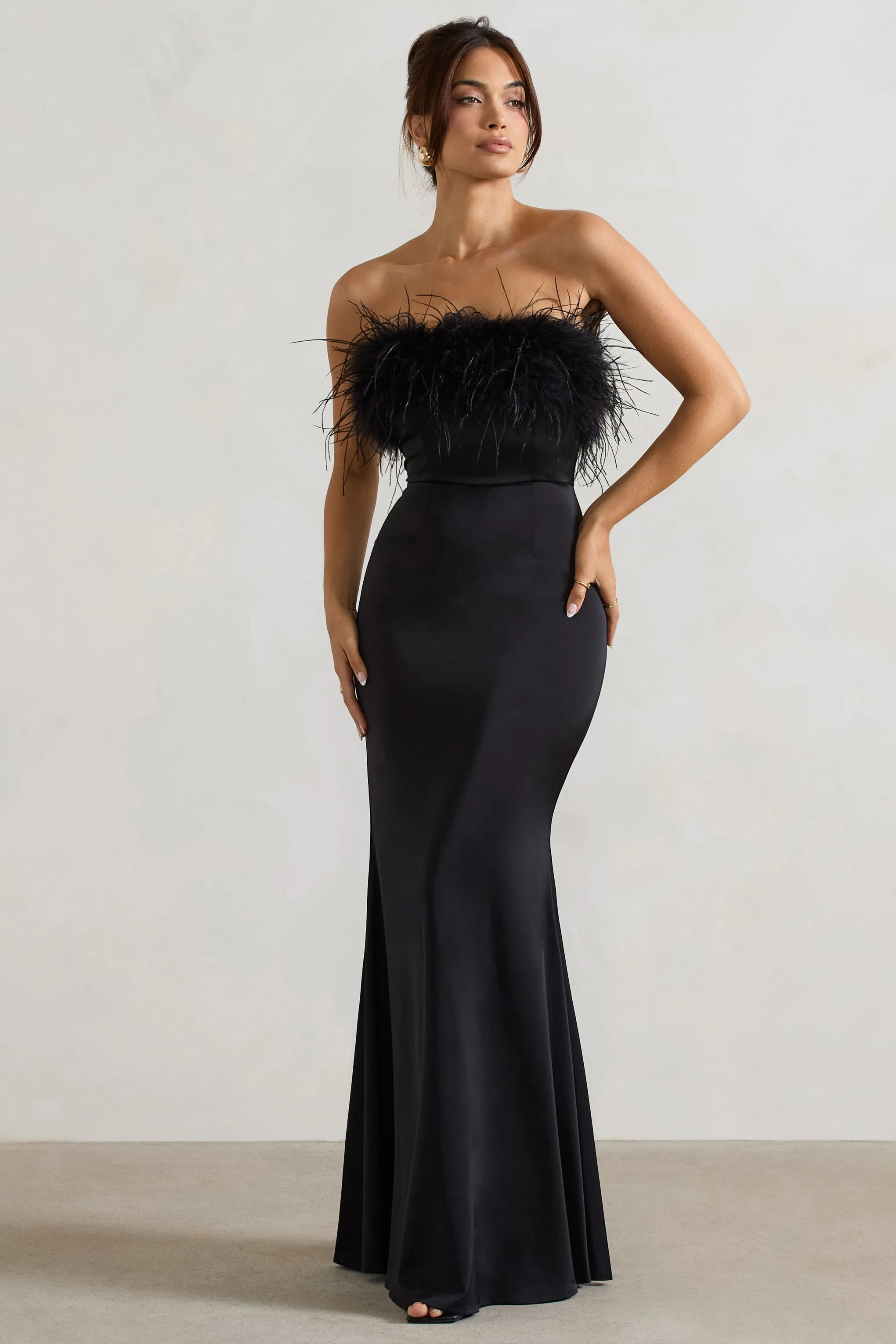 Dress For It | Robe longue en satin noir avec bordure en plumes