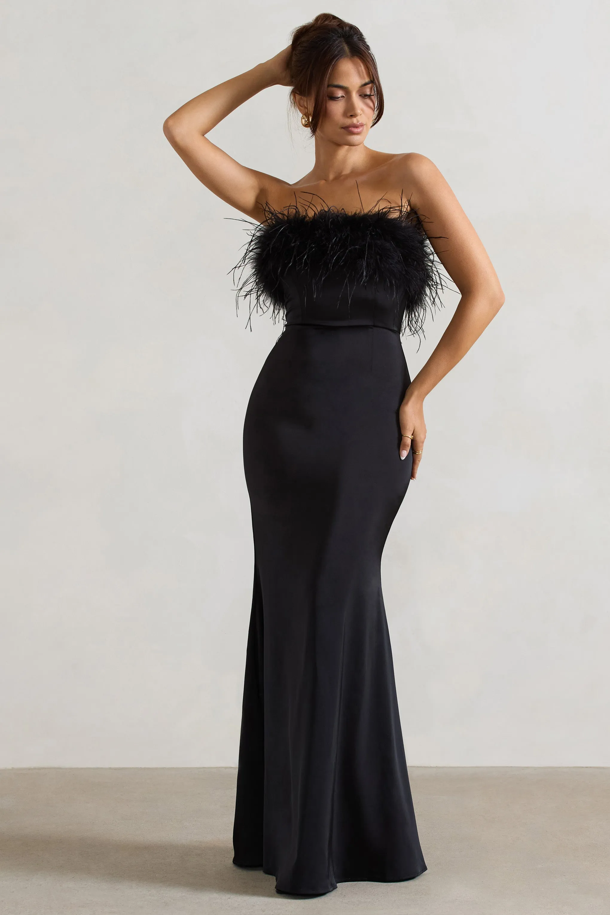 Dress For It | Robe longue en satin noir avec bordure en plumes