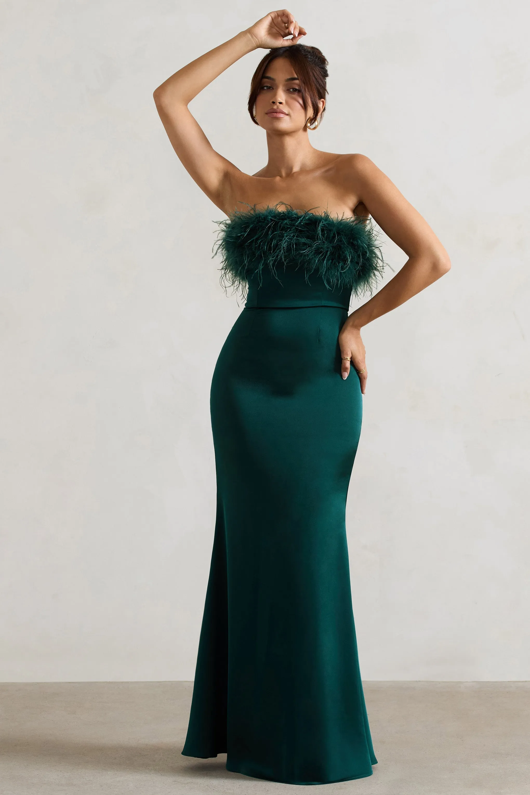 Dress For It | Robe longue en satin vert bouteille avec bordure en plumes