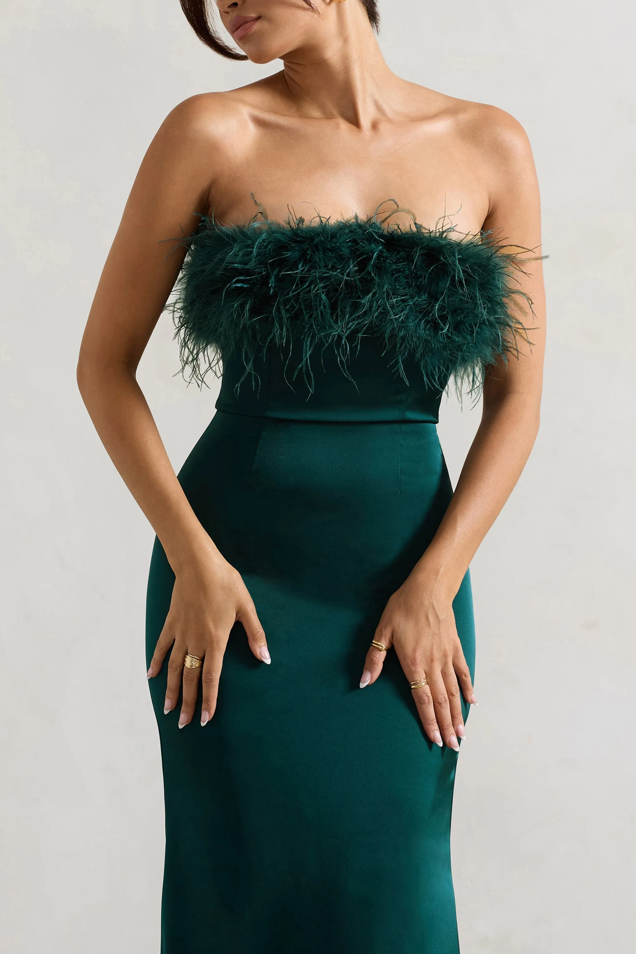 Dress For It | Robe longue en satin vert bouteille avec bordure en plumes