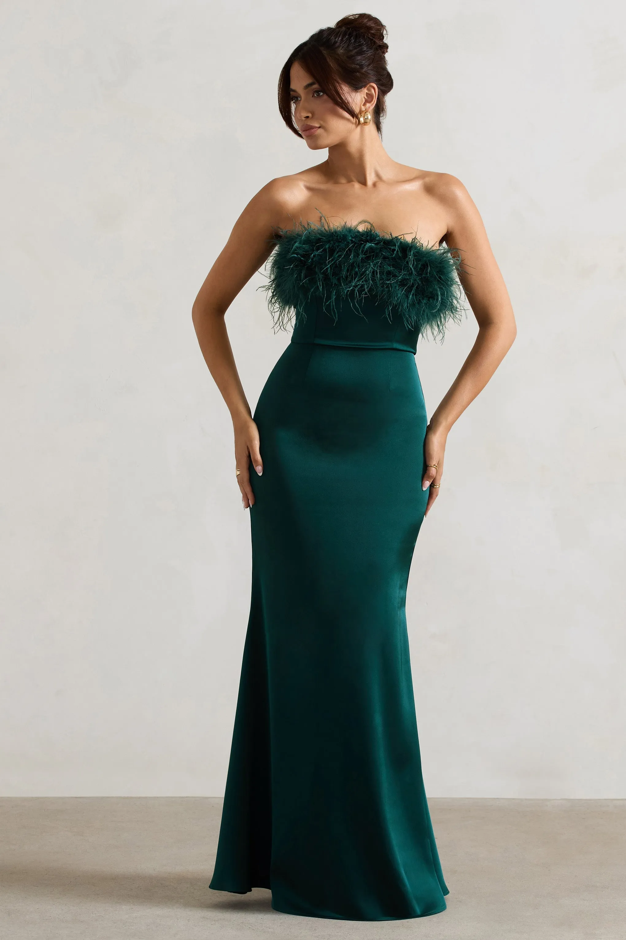 Dress For It | Robe longue en satin vert bouteille avec bordure en plumes