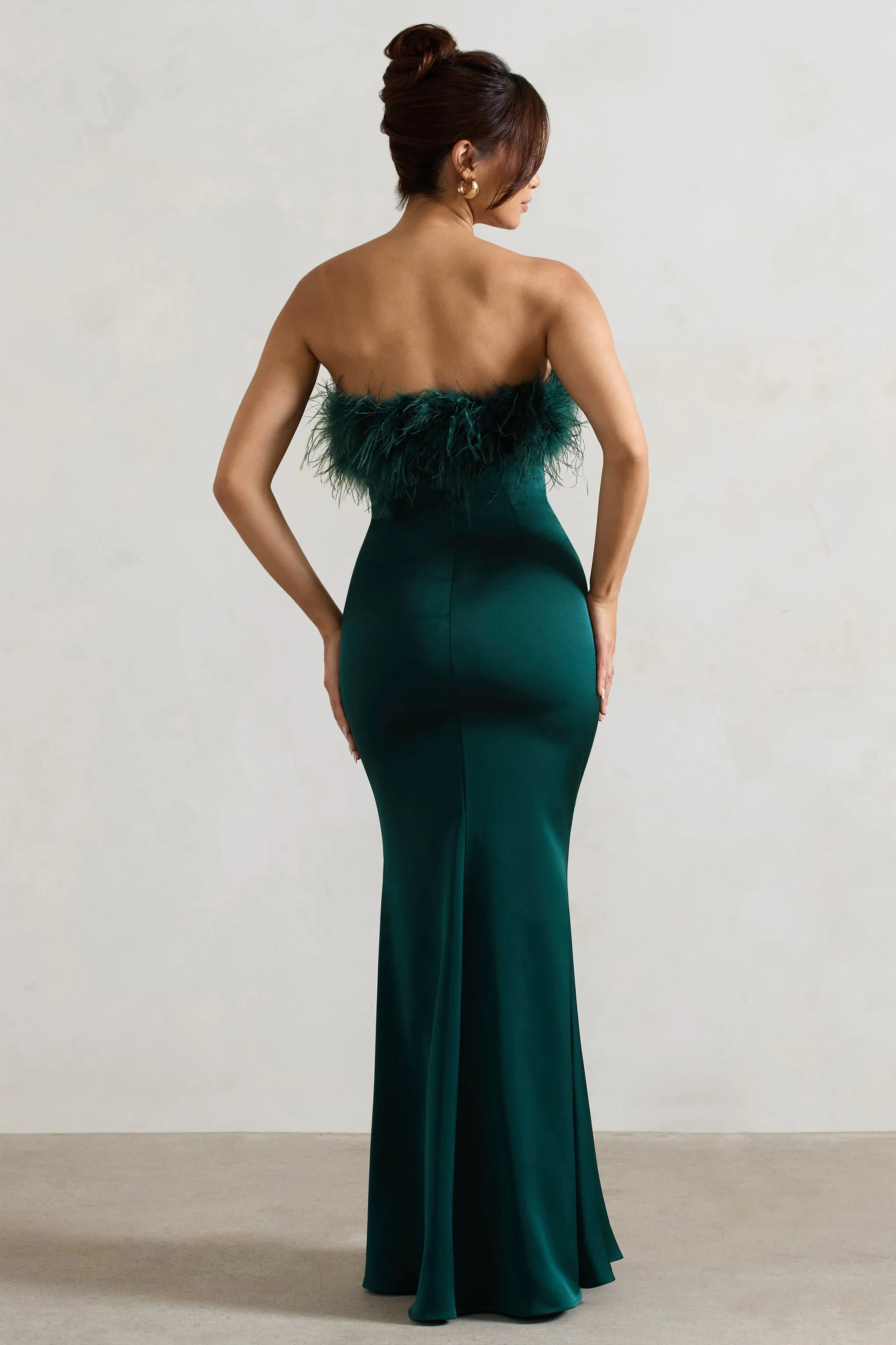 Dress For It | Robe longue en satin vert bouteille avec bordure en plumes