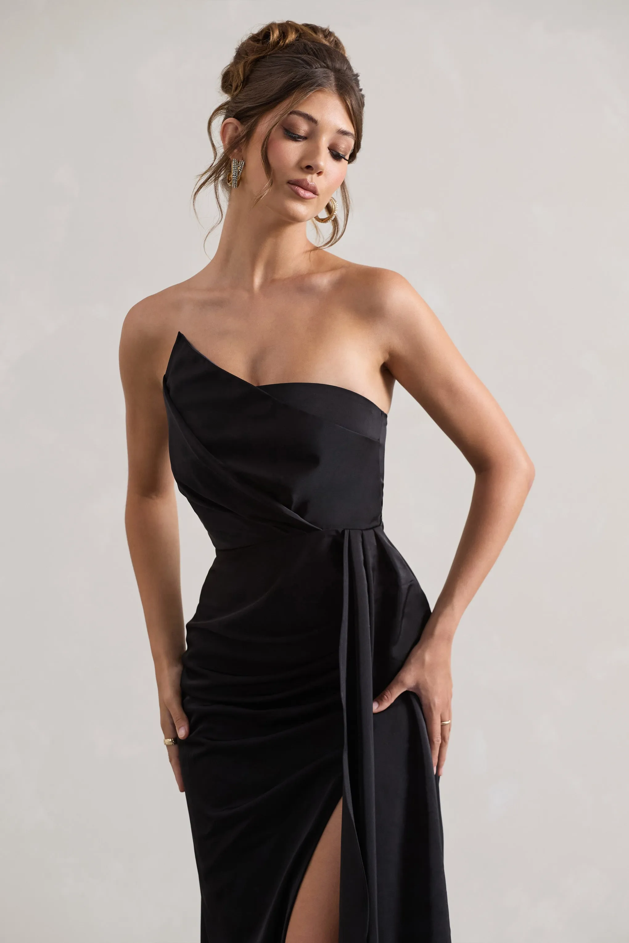 Hollywood | Robe longue en satin noir sans manches et drapée