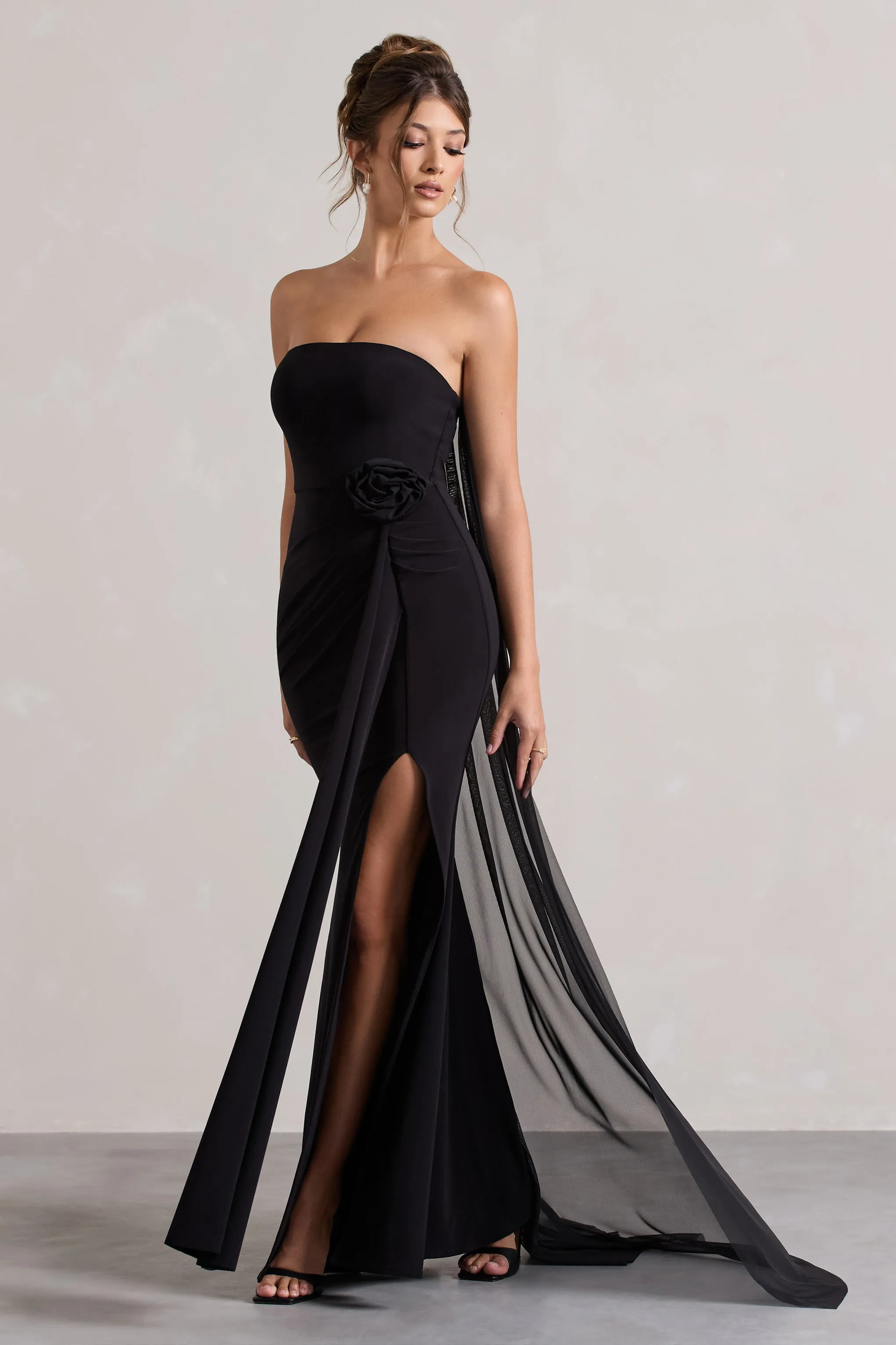 More To Come | Robe longue noire sans bretelles avec drapé et cape ornée d'un corsage