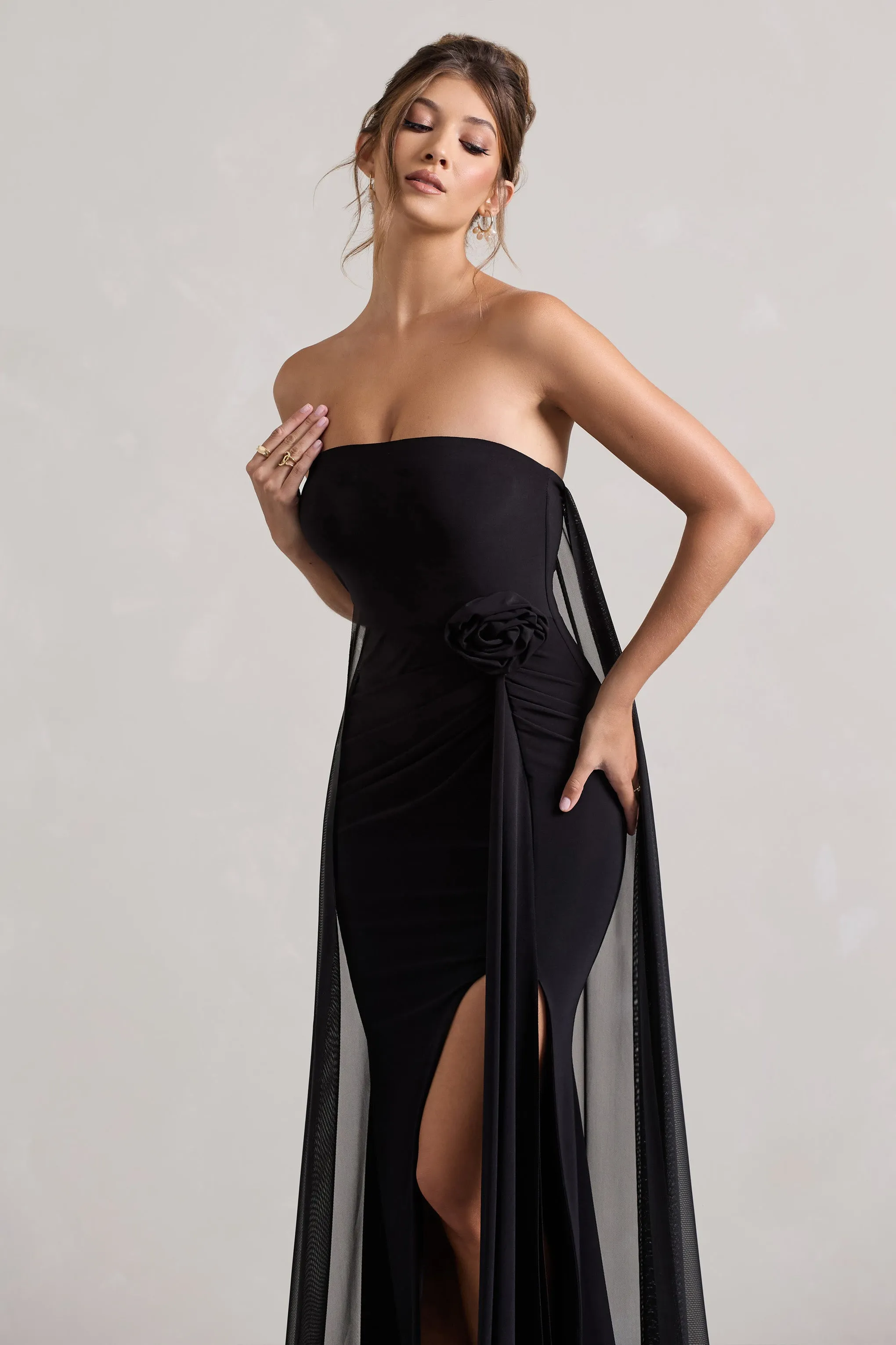 More To Come | Robe longue noire sans bretelles avec drapé et cape ornée d'un corsage