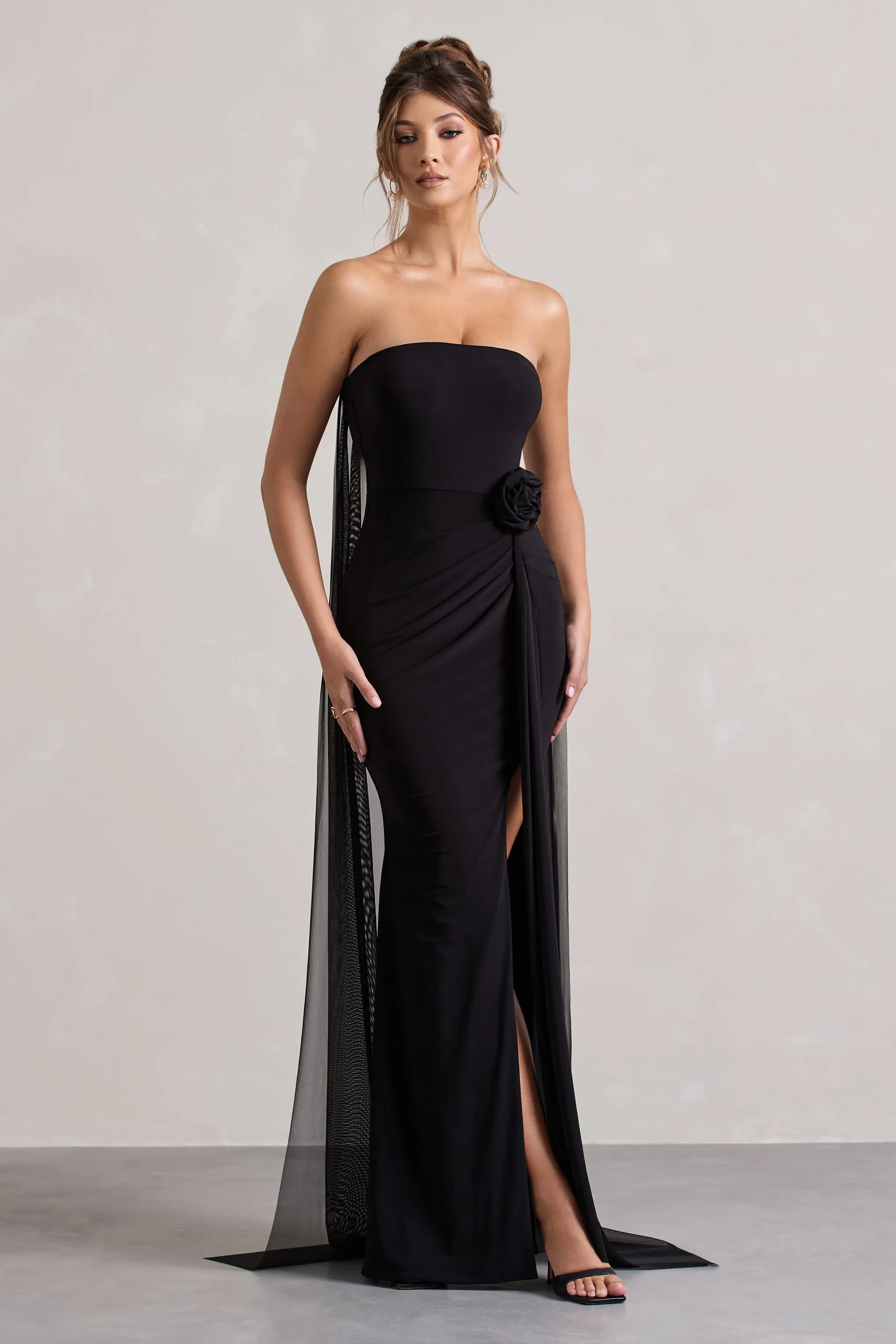 More To Come | Robe longue noire sans bretelles avec drapé et cape ornée d'un corsage